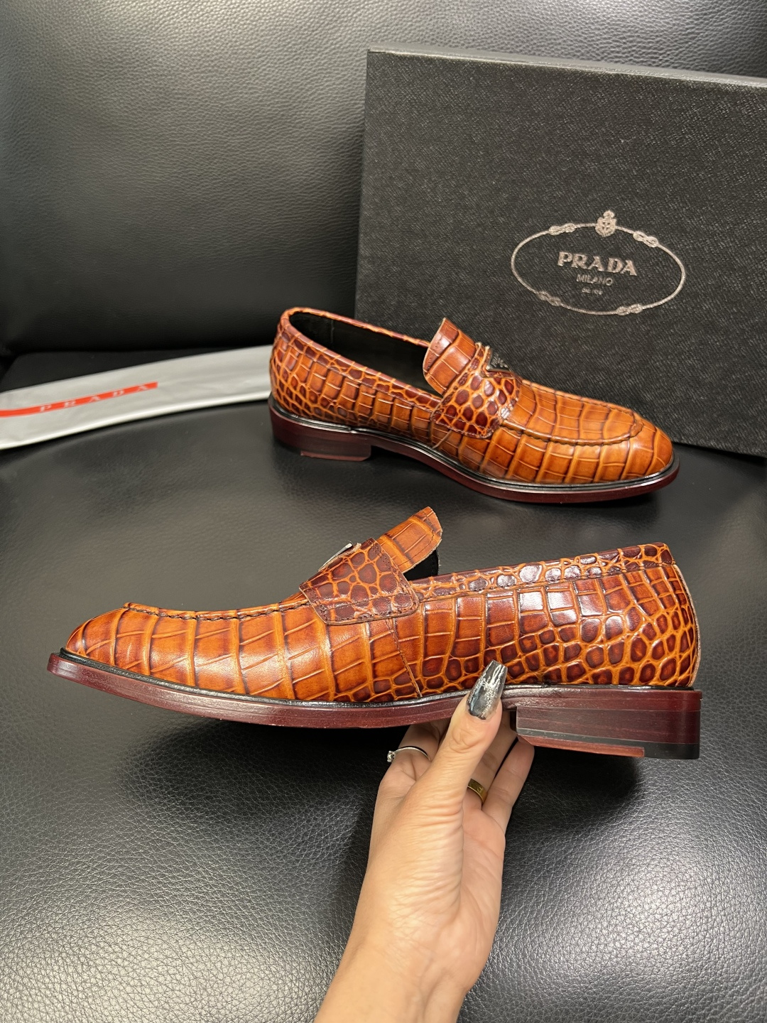 PRADA 高品质 顶级工艺品 普拉达 皮鞋专柜同步 原厂配置，意大利进口原版牛皮面料，透气舒适进口水染