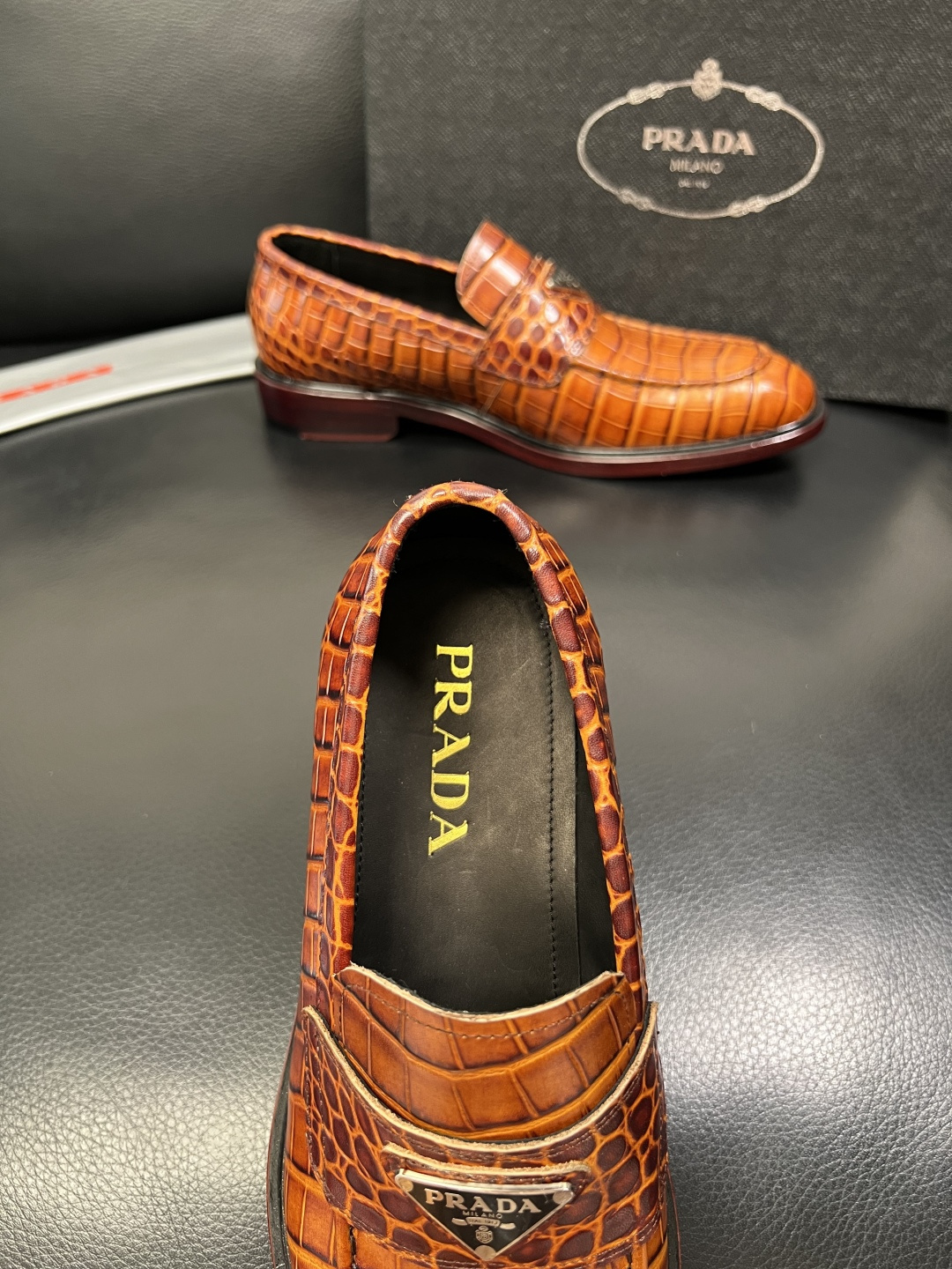 PRADA 高品质 顶级工艺品 普拉达 皮鞋专柜同步 原厂配置，意大利进口原版牛皮面料，透气舒适进口水染