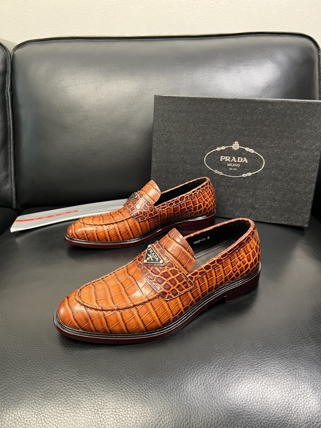 PRADA 高品质 顶级工艺品 普拉达 皮鞋专柜同步 原厂配置，意大利进口原版牛皮面料，透气舒适进口水染