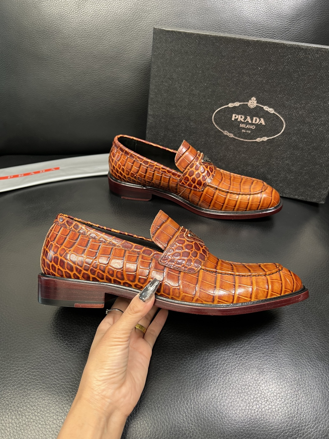 PRADA 高品质 顶级工艺品 普拉达 皮鞋专柜同步 原厂配置，意大利进口原版牛皮面料，透气舒适进口水染