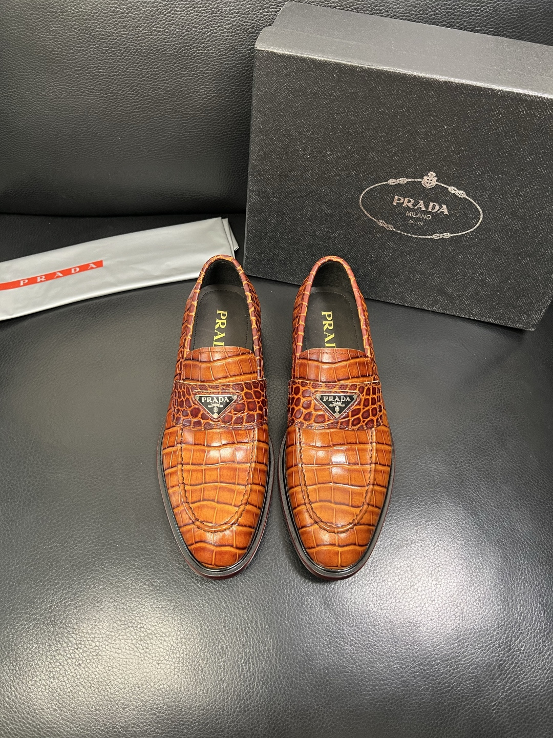 PRADA 高品质 顶级工艺品 普拉达 皮鞋专柜同步 原厂配置，意大利进口原版牛皮面料，透气舒适进口水染