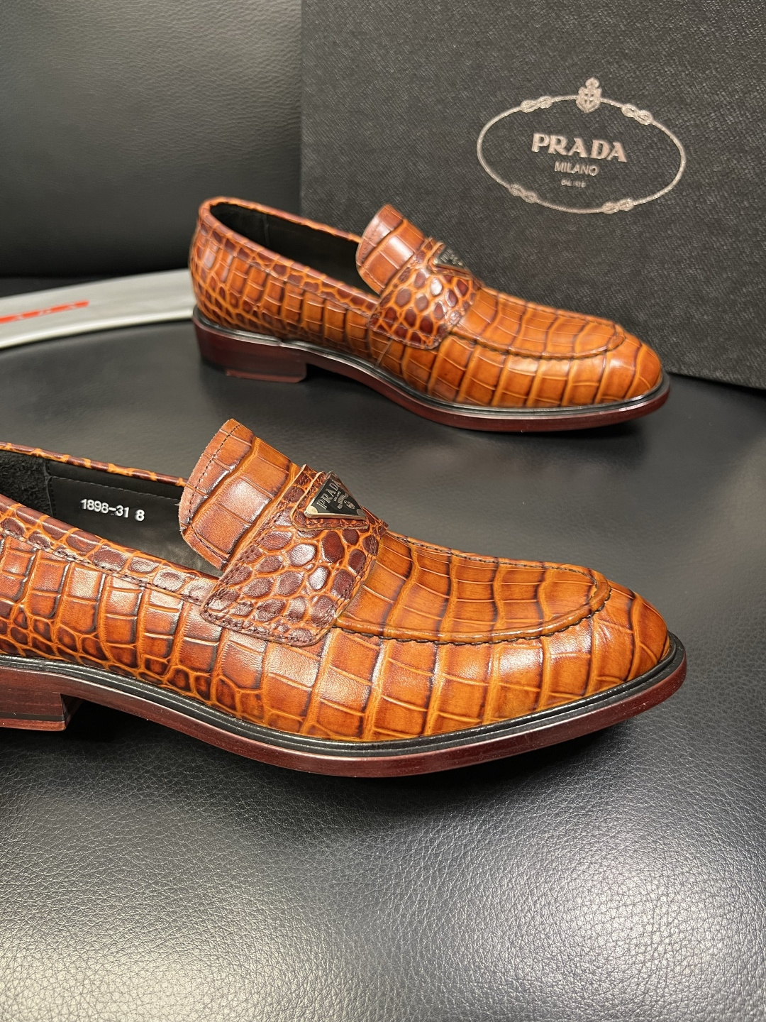 PRADA 高品质 顶级工艺品 普拉达 皮鞋专柜同步 原厂配置，意大利进口原版牛皮面料，透气舒适进口水染