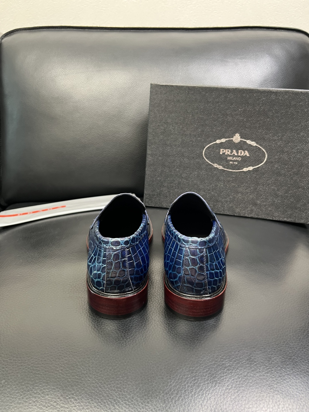 PRADA 高品质 顶级工艺品 普拉达 皮鞋专柜同步 原厂配置，意大利进口原版牛皮面料，透气舒适进口水染