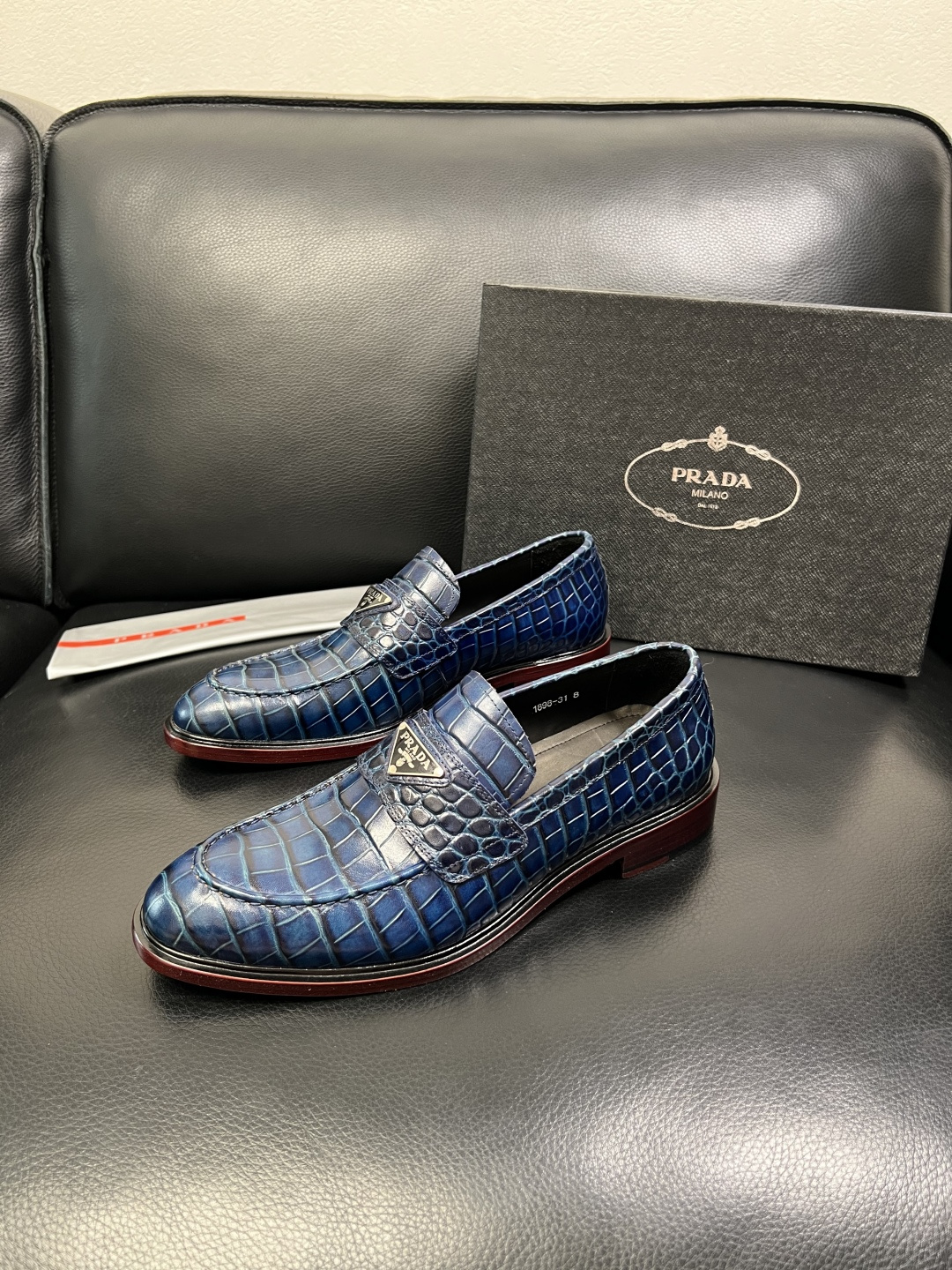 PRADA 高品质 顶级工艺品 普拉达 皮鞋专柜同步 原厂配置，意大利进口原版牛皮面料，透气舒适进口水染