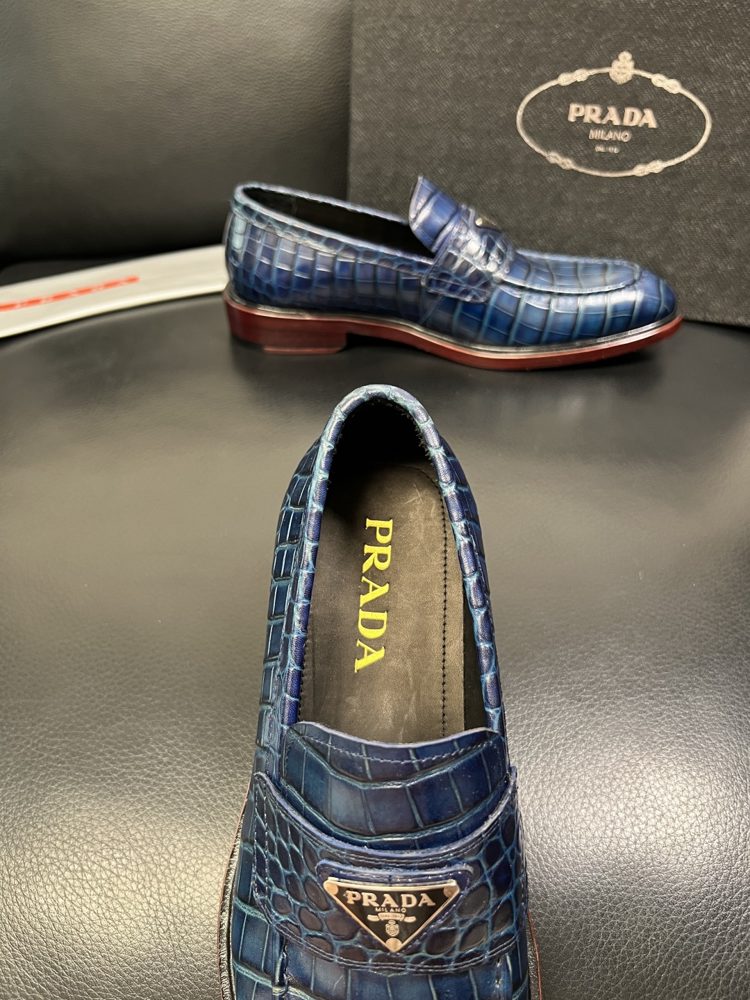 PRADA 高品质 顶级工艺品 普拉达 皮鞋专柜同步 原厂配置，意大利进口原版牛皮面料，透气舒适进口水染