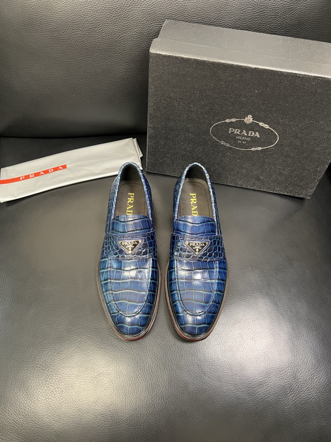 PRADA 高品质 顶级工艺品 普拉达 皮鞋专柜同步 原厂配置，意大利进口原版牛皮面料，透气舒适进口水染