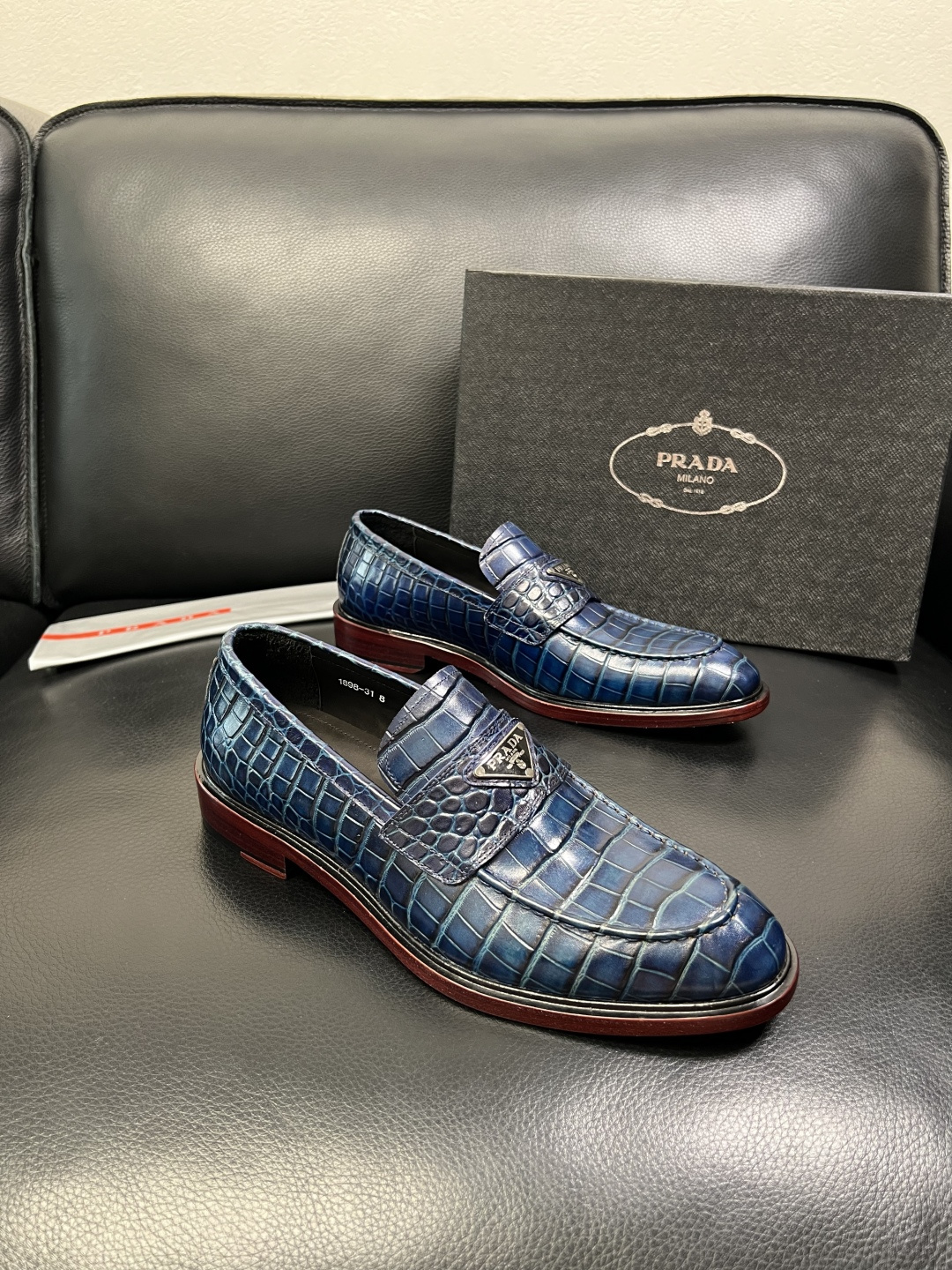 PRADA 高品质 顶级工艺品 普拉达 皮鞋专柜同步 原厂配置，意大利进口原版牛皮面料，透气舒适进口水染