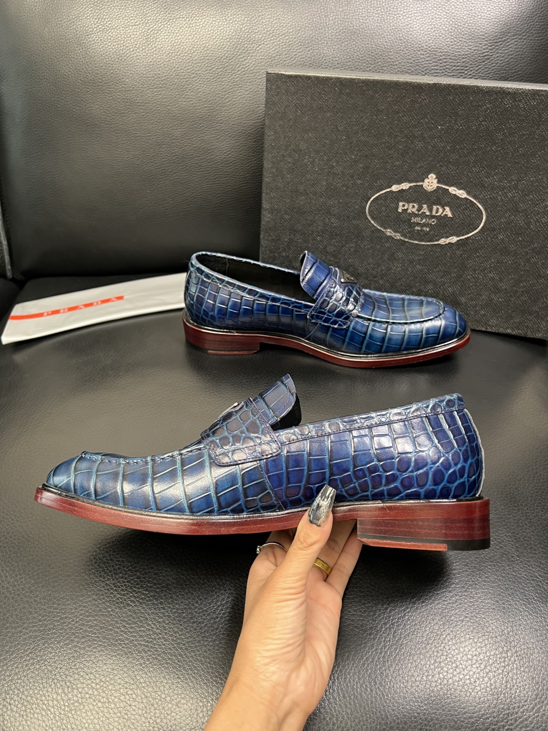 PRADA 高品质 顶级工艺品 普拉达 皮鞋专柜同步 原厂配置，意大利进口原版牛皮面料，透气舒适进口水染