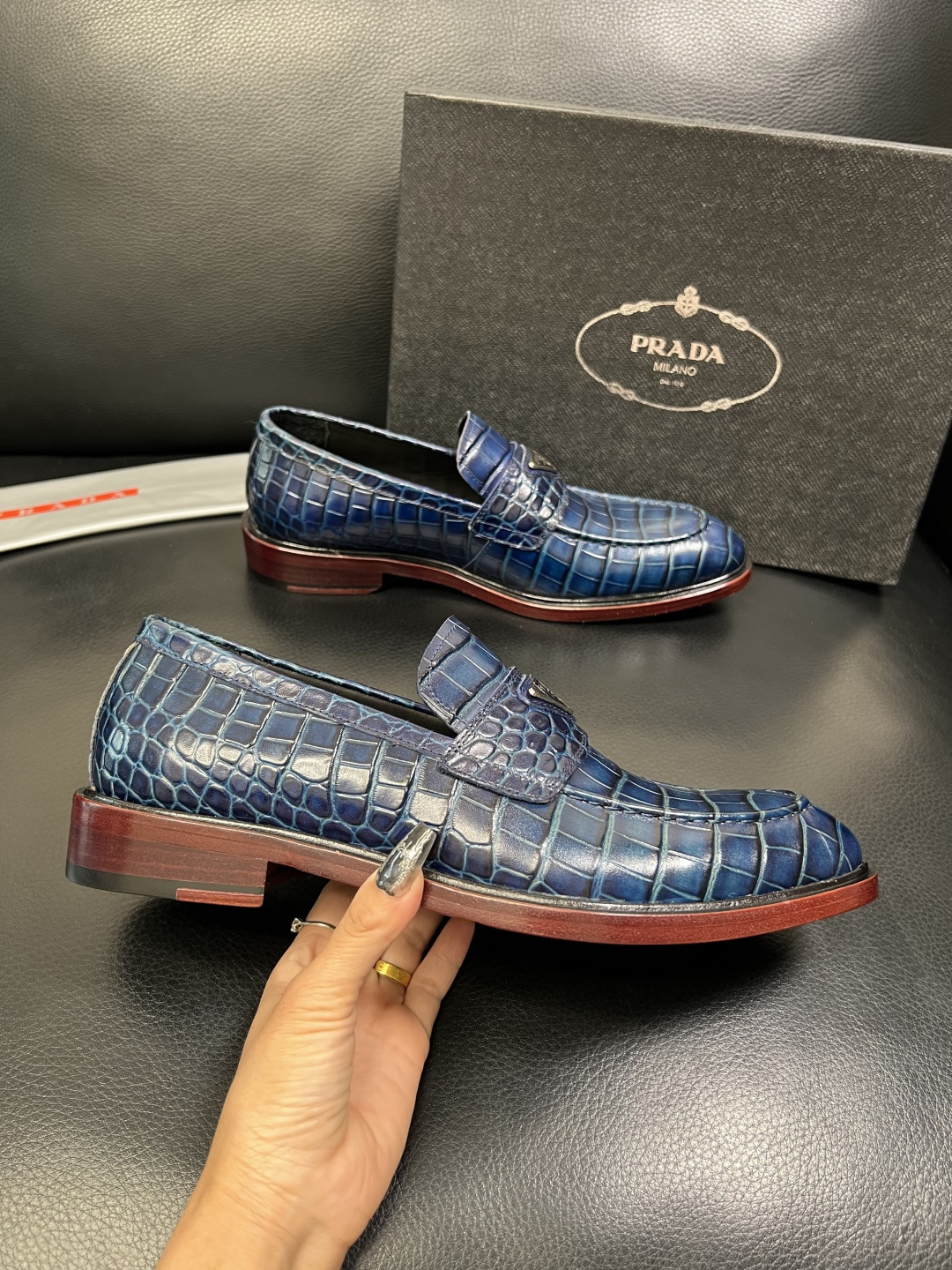 PRADA 高品质 顶级工艺品 普拉达 皮鞋专柜同步 原厂配置，意大利进口原版牛皮面料，透气舒适进口水染