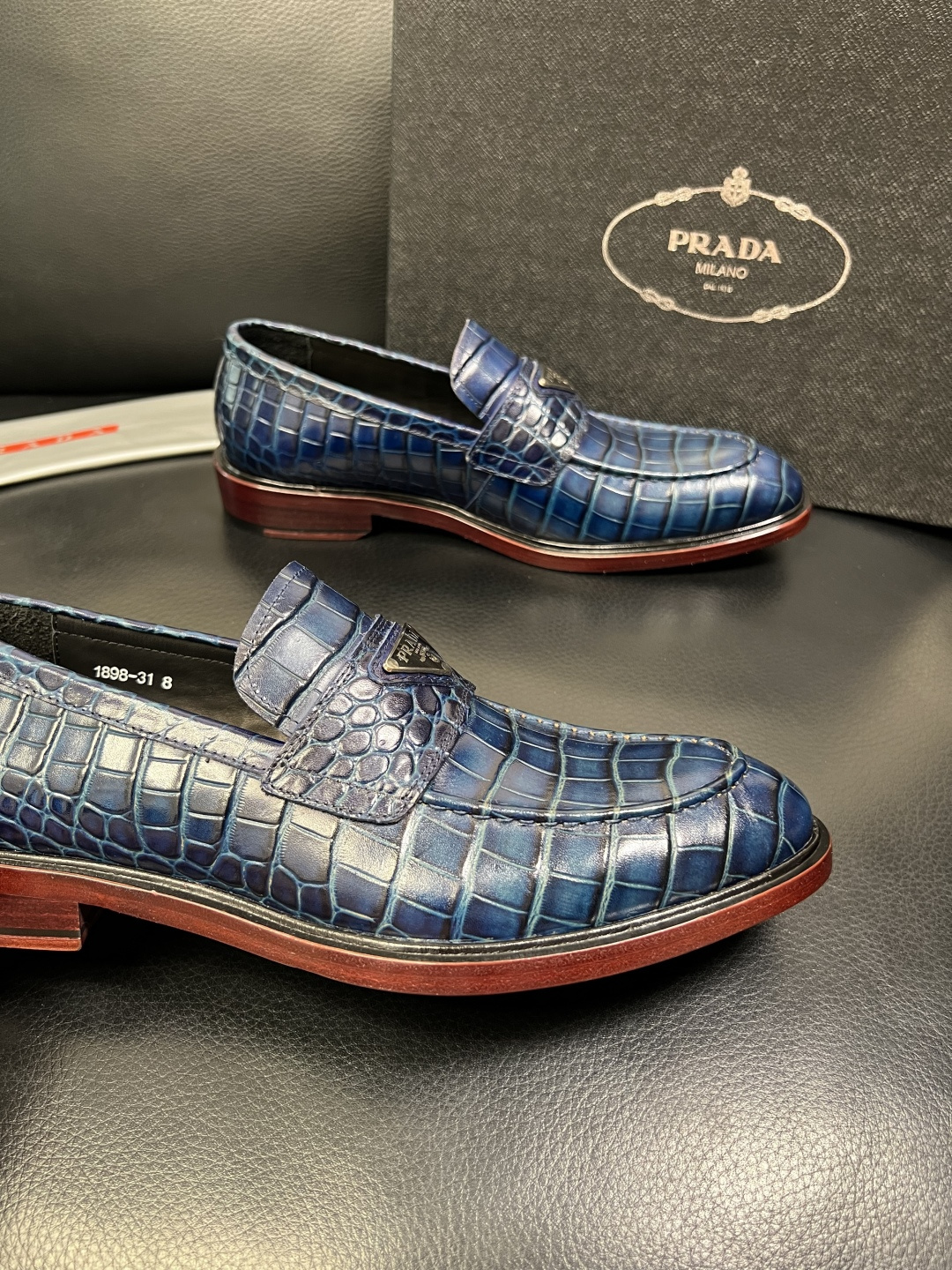 PRADA 高品质 顶级工艺品 普拉达 皮鞋专柜同步 原厂配置，意大利进口原版牛皮面料，透气舒适进口水染