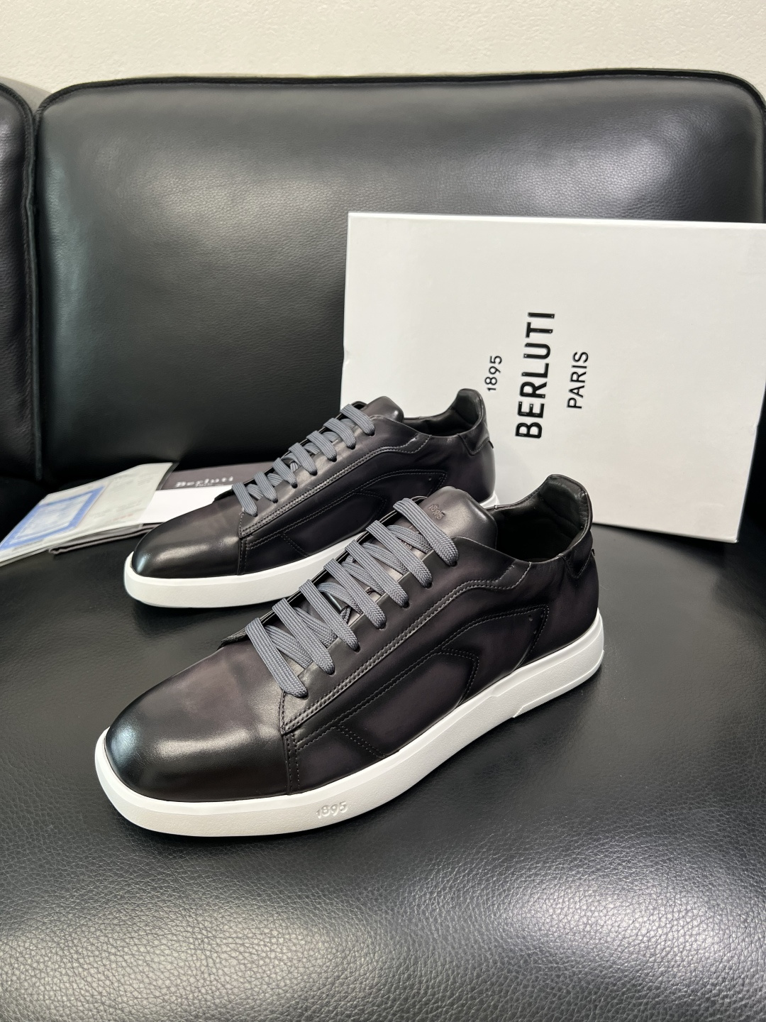 Berluti 高品质 顶级工艺品 布鲁提 专柜同步发售原厂配置，意大利进口牛皮面料，全进口水染牛皮里垫