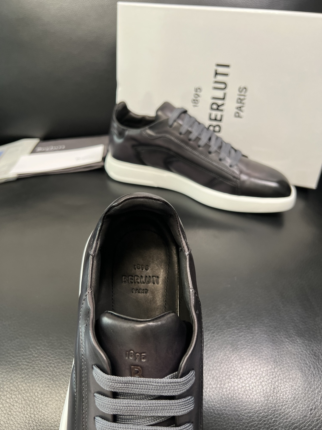Berluti 高品质 顶级工艺品 布鲁提 专柜同步发售原厂配置，意大利进口牛皮面料，全进口水染牛皮里垫