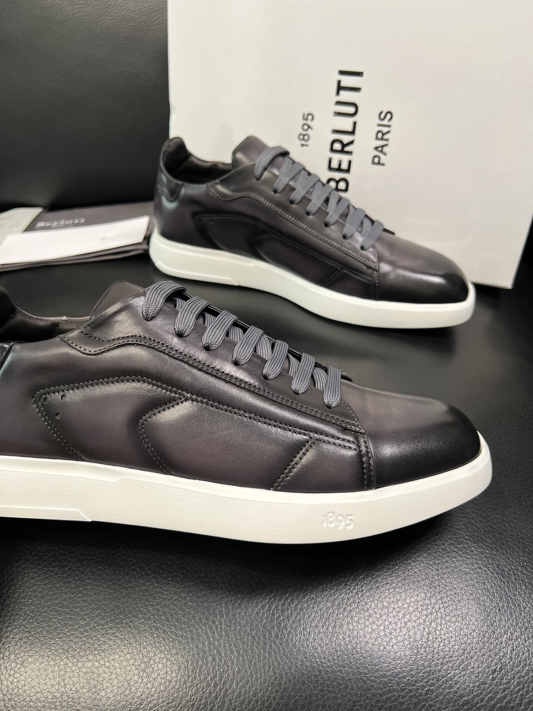 Berluti 高品质 顶级工艺品 布鲁提 专柜同步发售原厂配置，意大利进口牛皮面料，全进口水染牛皮里垫