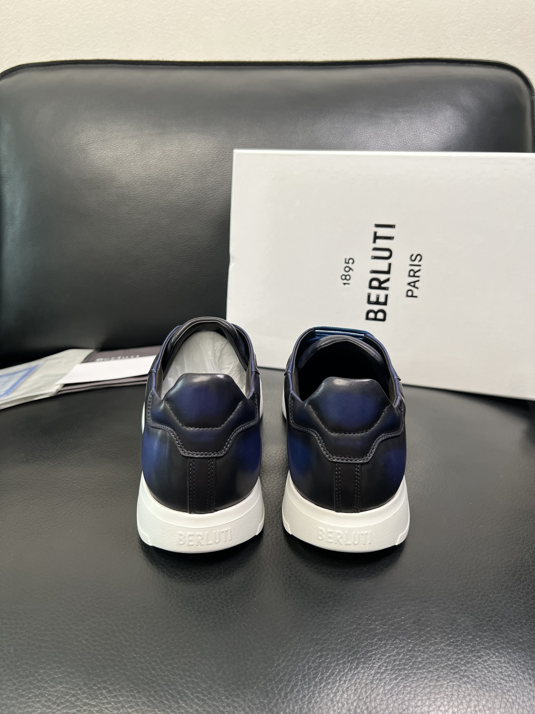 Berluti 高品质 顶级工艺品 布鲁提 专柜同步发售原厂配置，意大利进口牛皮面料，全进口水染牛皮里垫