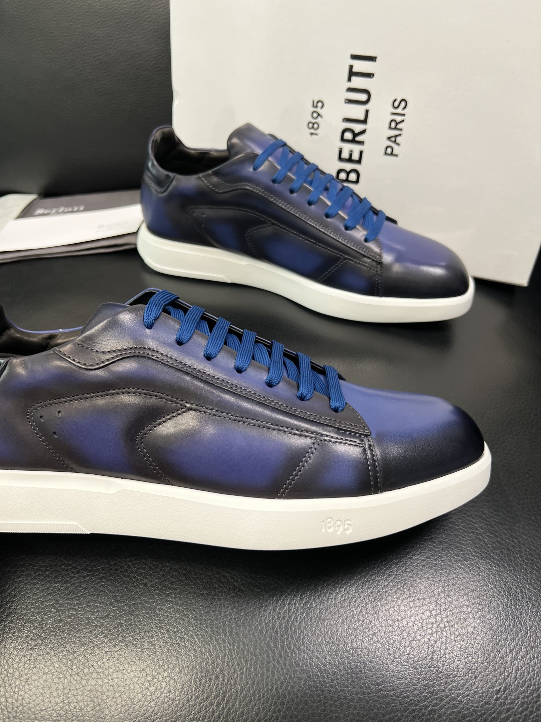 Berluti 高品质 顶级工艺品 布鲁提 专柜同步发售原厂配置，意大利进口牛皮面料，全进口水染牛皮里垫