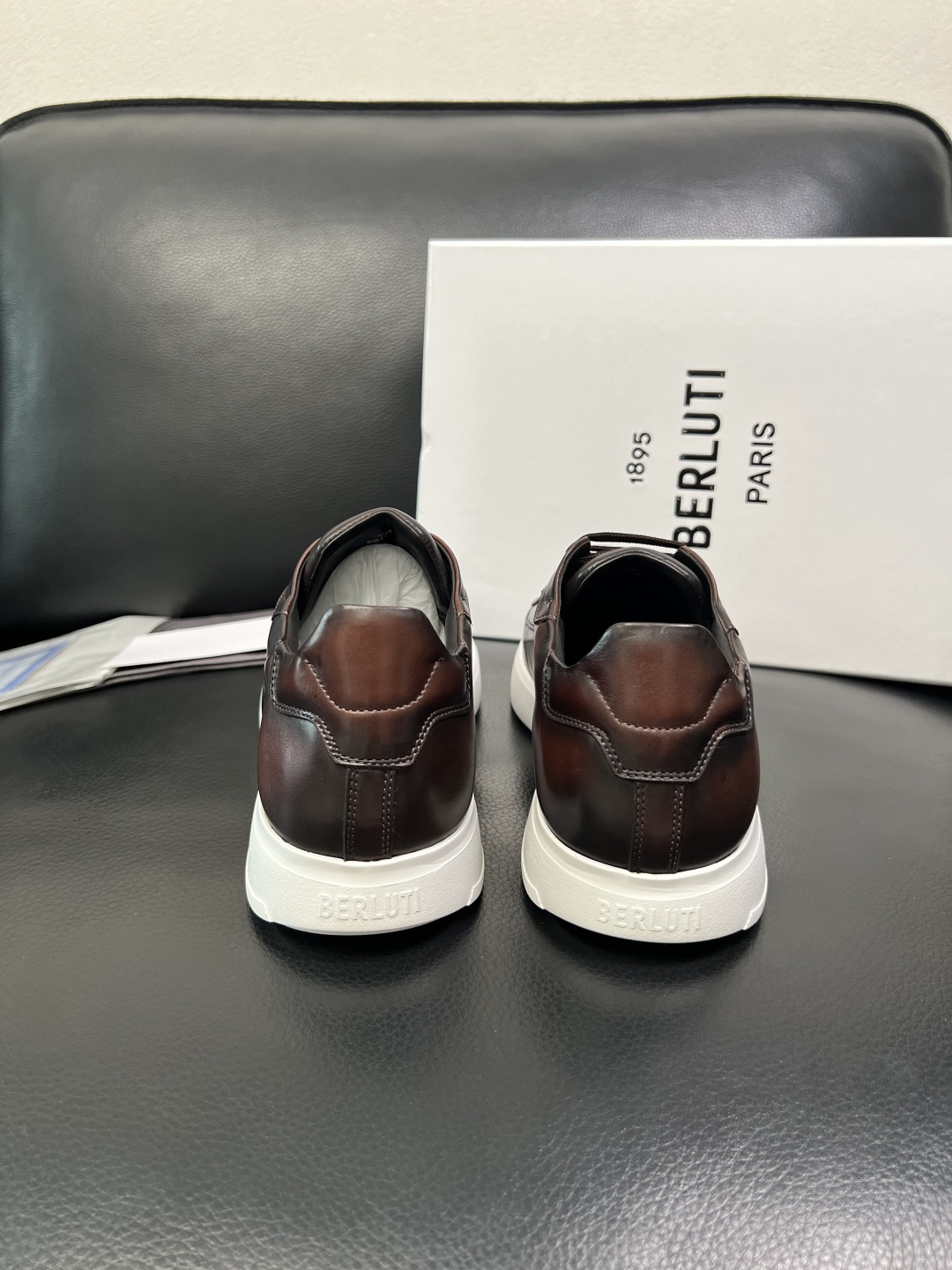 Berluti 高品质 顶级工艺品 布鲁提 专柜同步发售原厂配置，意大利进口牛皮面料，全进口水染牛皮里垫