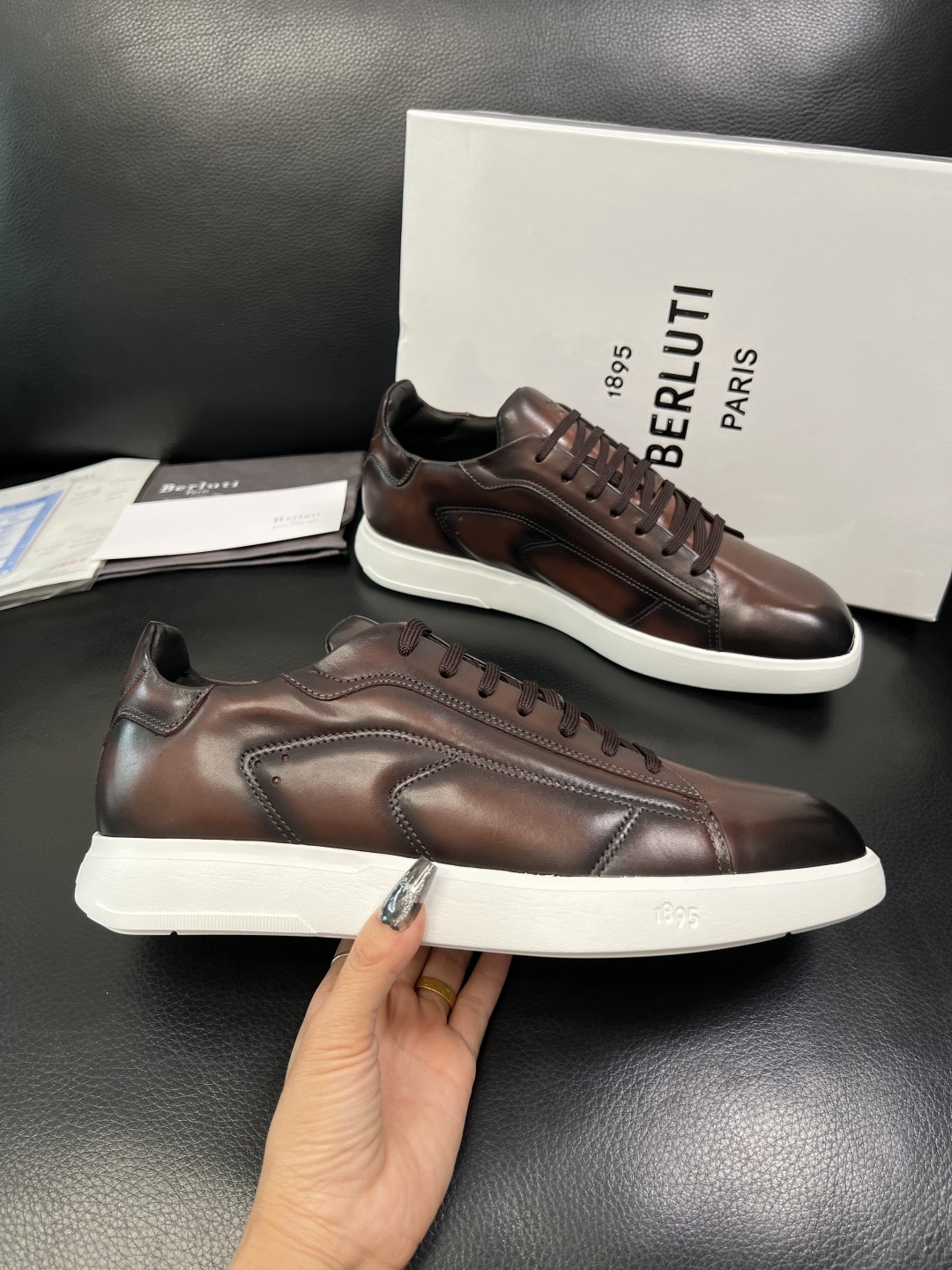 Berluti 高品质 顶级工艺品 布鲁提 专柜同步发售原厂配置，意大利进口牛皮面料，全进口水染牛皮里垫