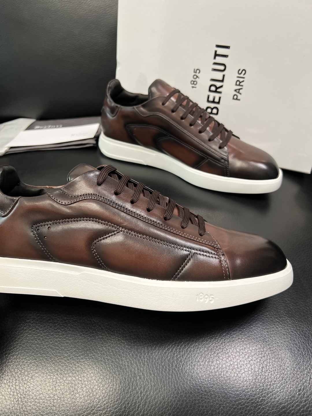 Berluti 高品质 顶级工艺品 布鲁提 专柜同步发售原厂配置，意大利进口牛皮面料，全进口水染牛皮里垫