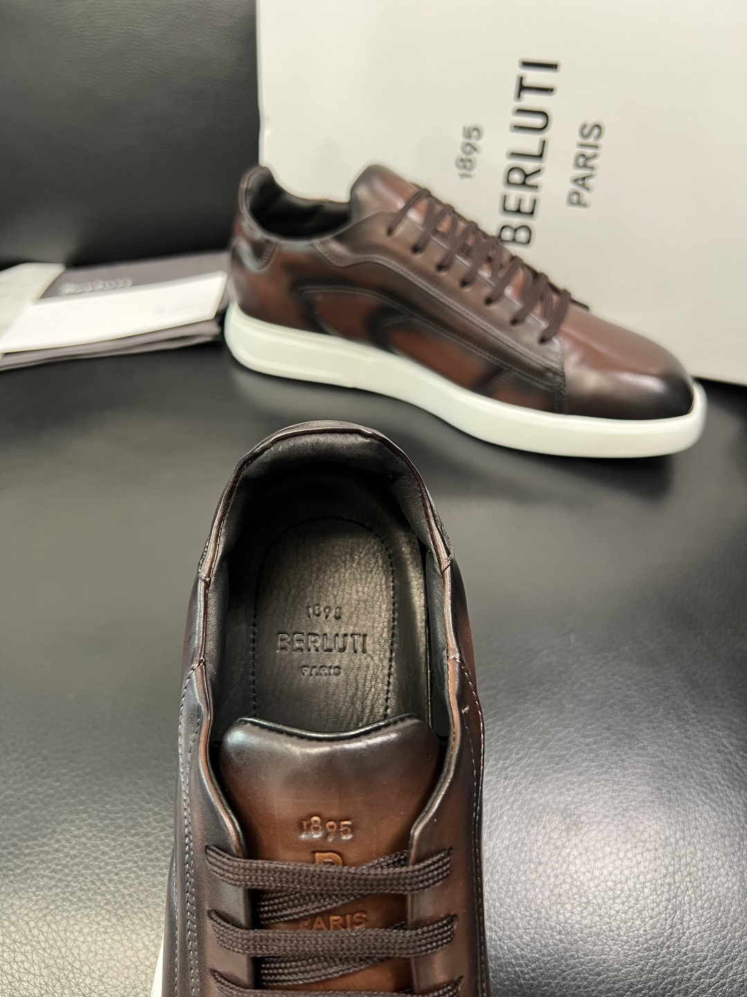 Berluti 高品质 顶级工艺品 布鲁提 专柜同步发售原厂配置，意大利进口牛皮面料，全进口水染牛皮里垫