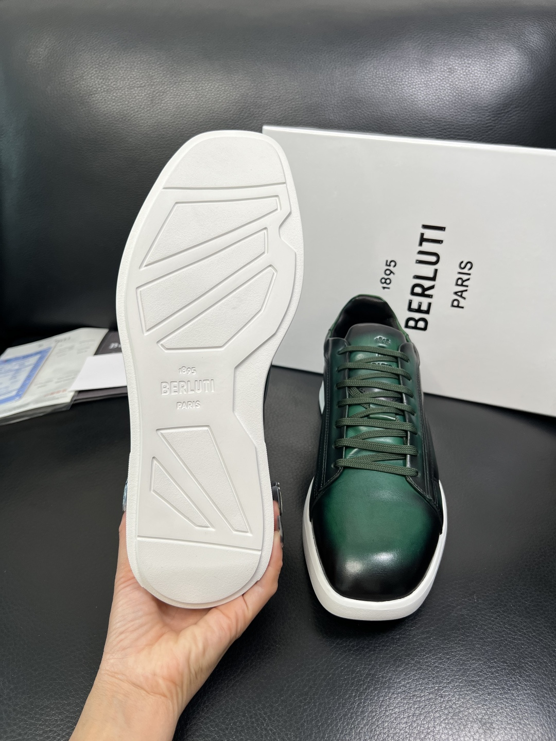 Berluti 高品质 顶级工艺品 布鲁提 专柜同步发售原厂配置，意大利进口牛皮面料，全进口水染牛皮里垫