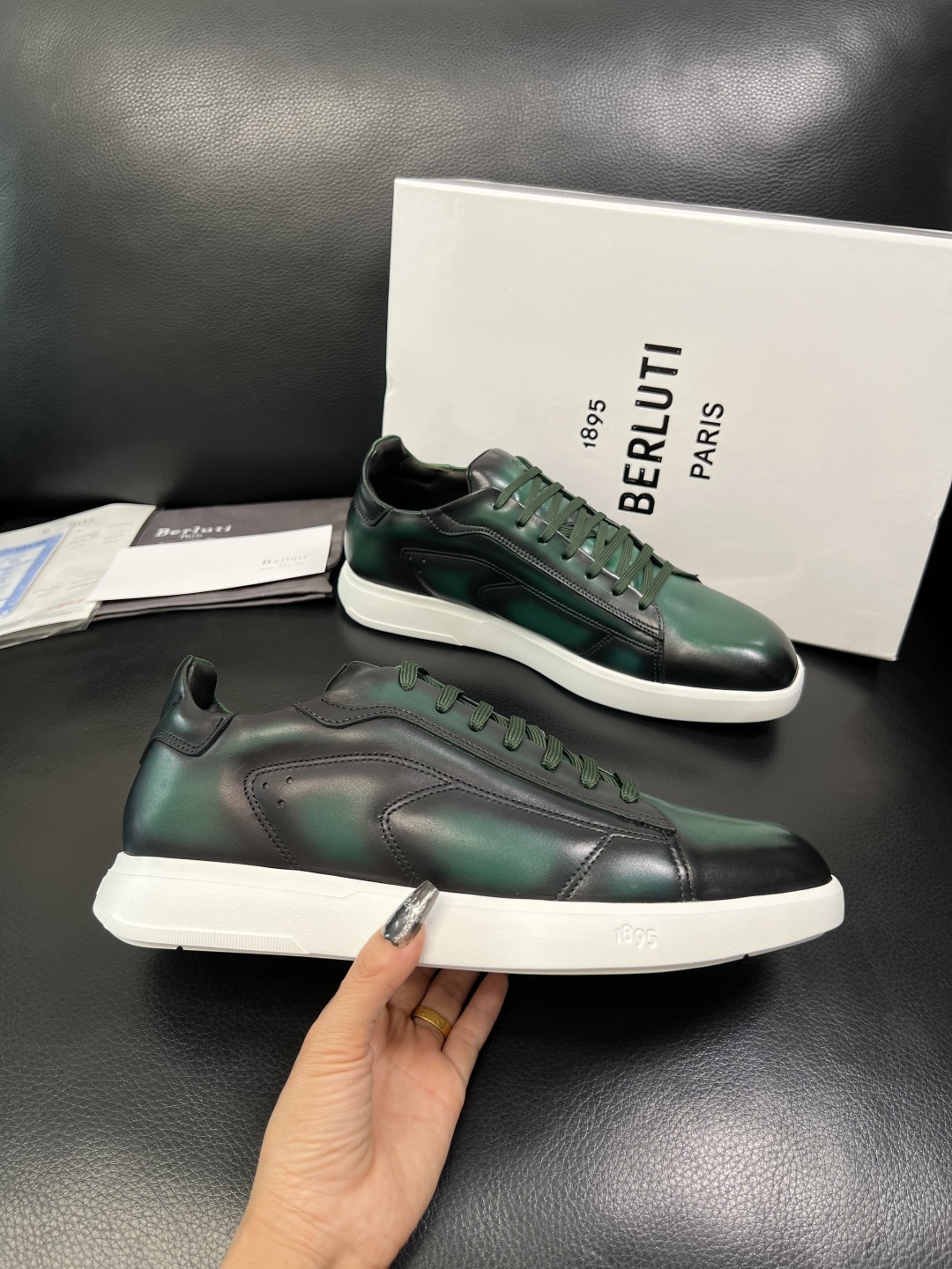 Berluti 高品质 顶级工艺品 布鲁提 专柜同步发售原厂配置，意大利进口牛皮面料，全进口水染牛皮里垫