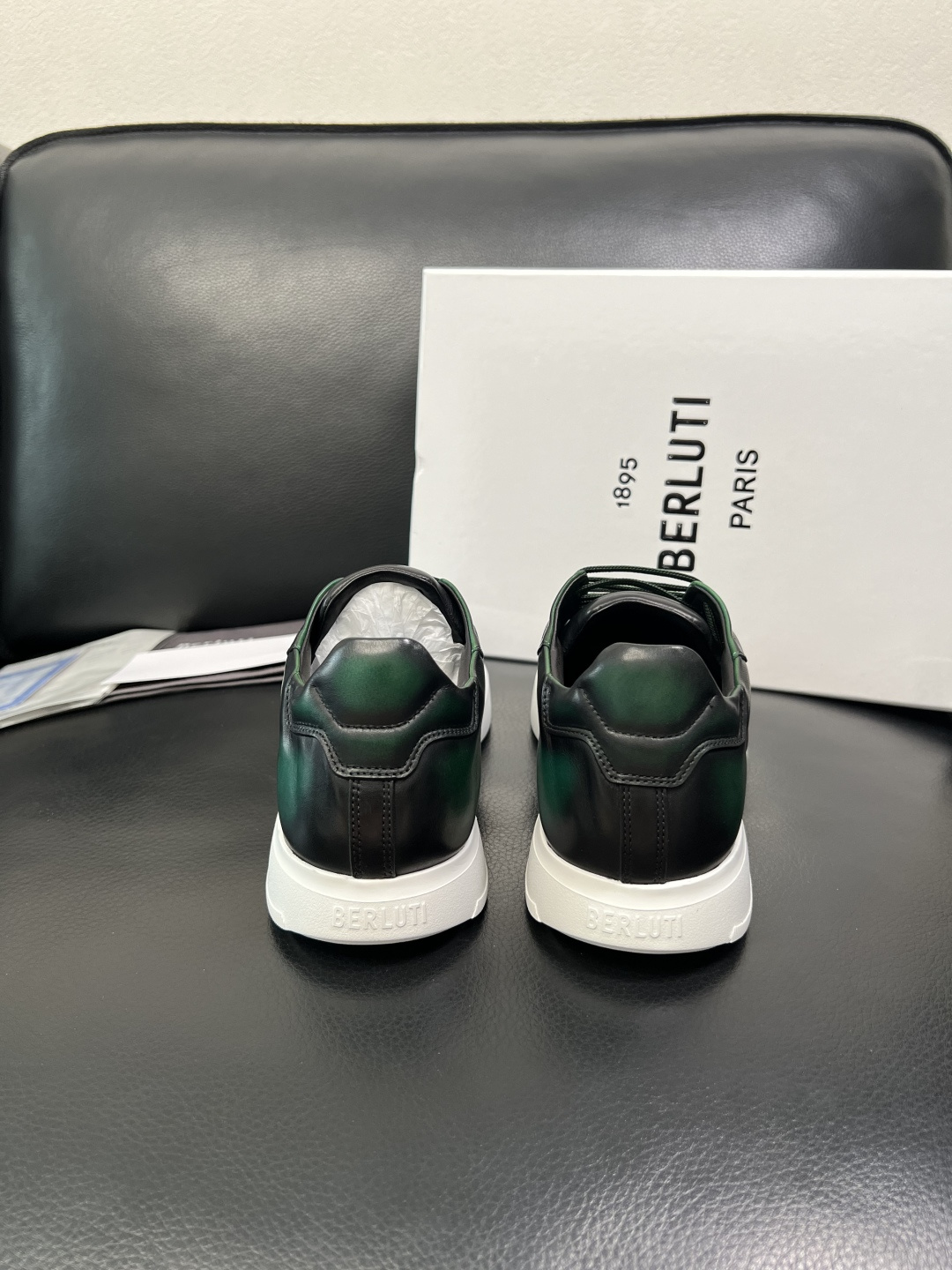 Berluti 高品质 顶级工艺品 布鲁提 专柜同步发售原厂配置，意大利进口牛皮面料，全进口水染牛皮里垫