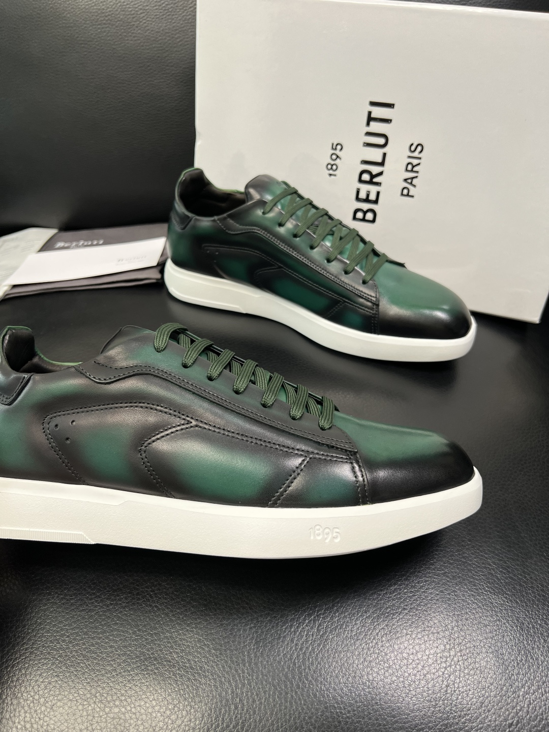 Berluti 高品质 顶级工艺品 布鲁提 专柜同步发售原厂配置，意大利进口牛皮面料，全进口水染牛皮里垫
