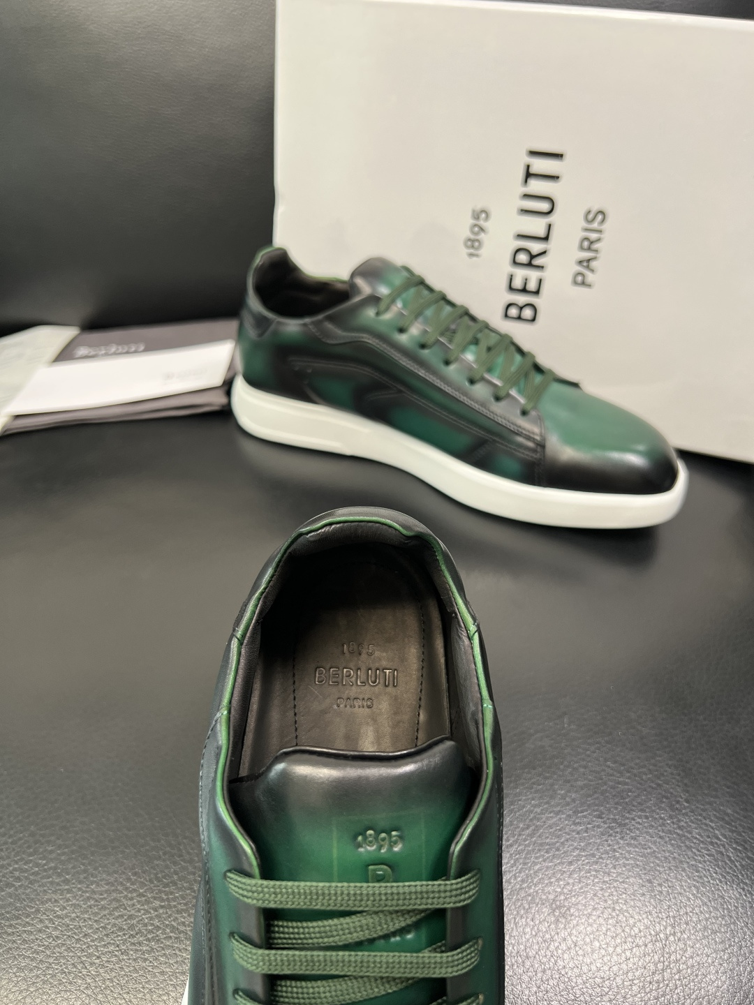 Berluti 高品质 顶级工艺品 布鲁提 专柜同步发售原厂配置，意大利进口牛皮面料，全进口水染牛皮里垫