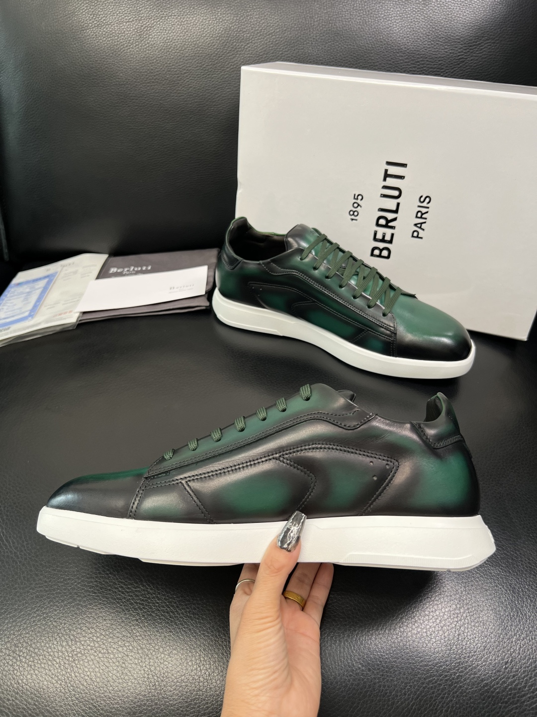 Berluti 高品质 顶级工艺品 布鲁提 专柜同步发售原厂配置，意大利进口牛皮面料，全进口水染牛皮里垫