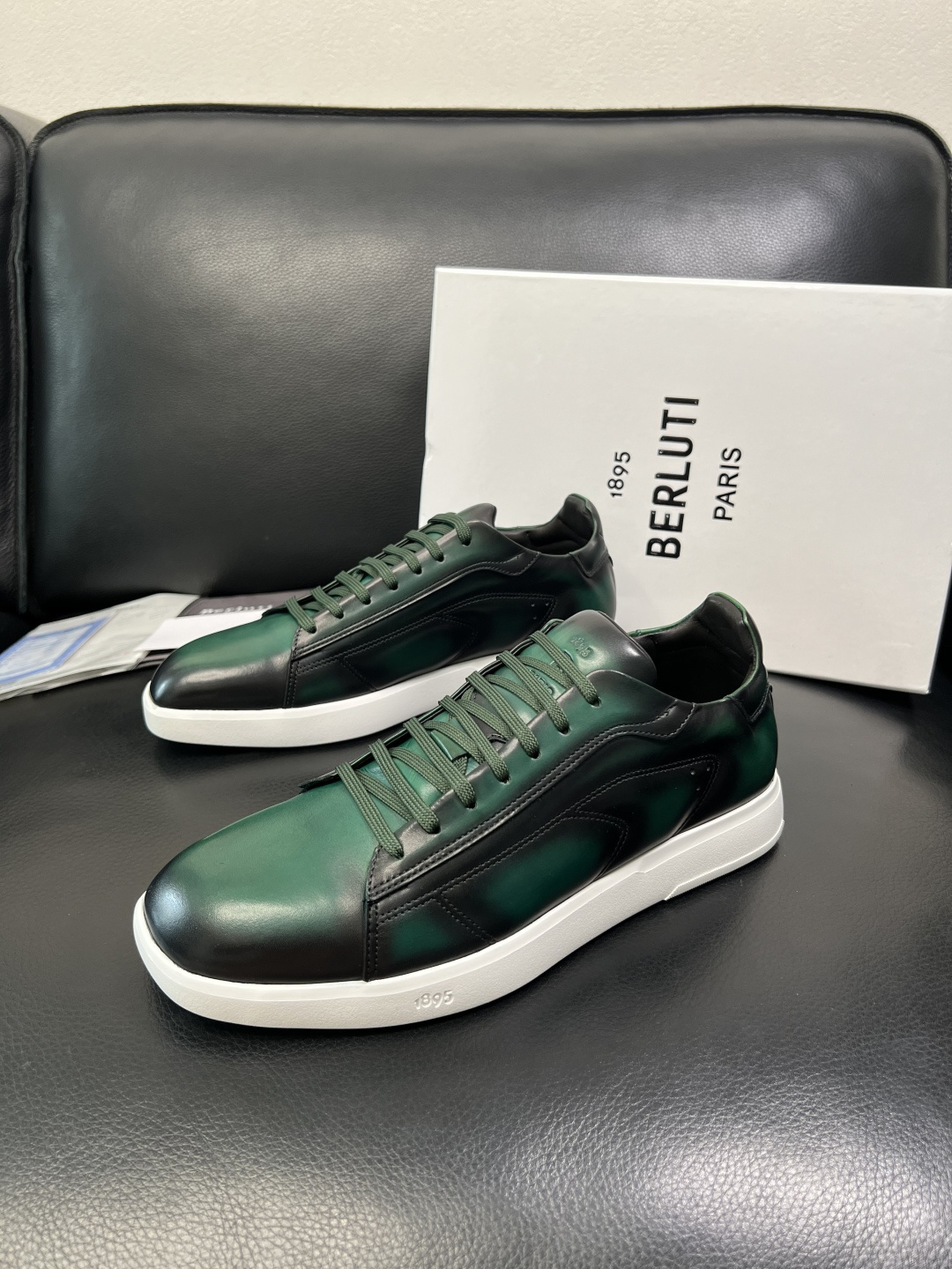 Berluti 高品质 顶级工艺品 布鲁提 专柜同步发售原厂配置，意大利进口牛皮面料，全进口水染牛皮里垫