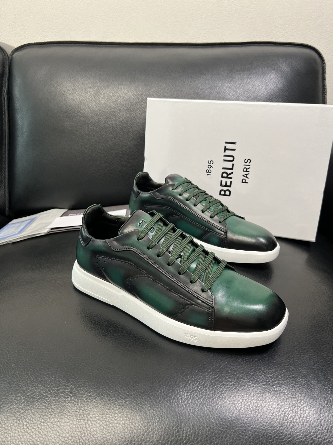 Berluti 高品质 顶级工艺品 布鲁提 专柜同步发售原厂配置，意大利进口牛皮面料，全进口水染牛皮里垫
