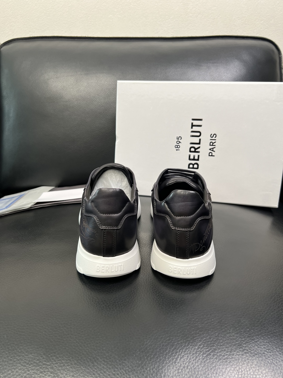 Berluti 高品质 顶级工艺品 布鲁提 专柜同步发售原厂配置，意大利进口牛皮面料，全进口水染牛皮里垫