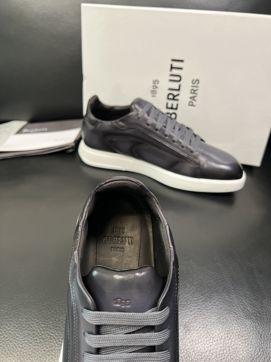 Berluti 高品质 顶级工艺品 布鲁提 专柜同步发售原厂配置，意大利进口牛皮面料，全进口水染牛皮里垫