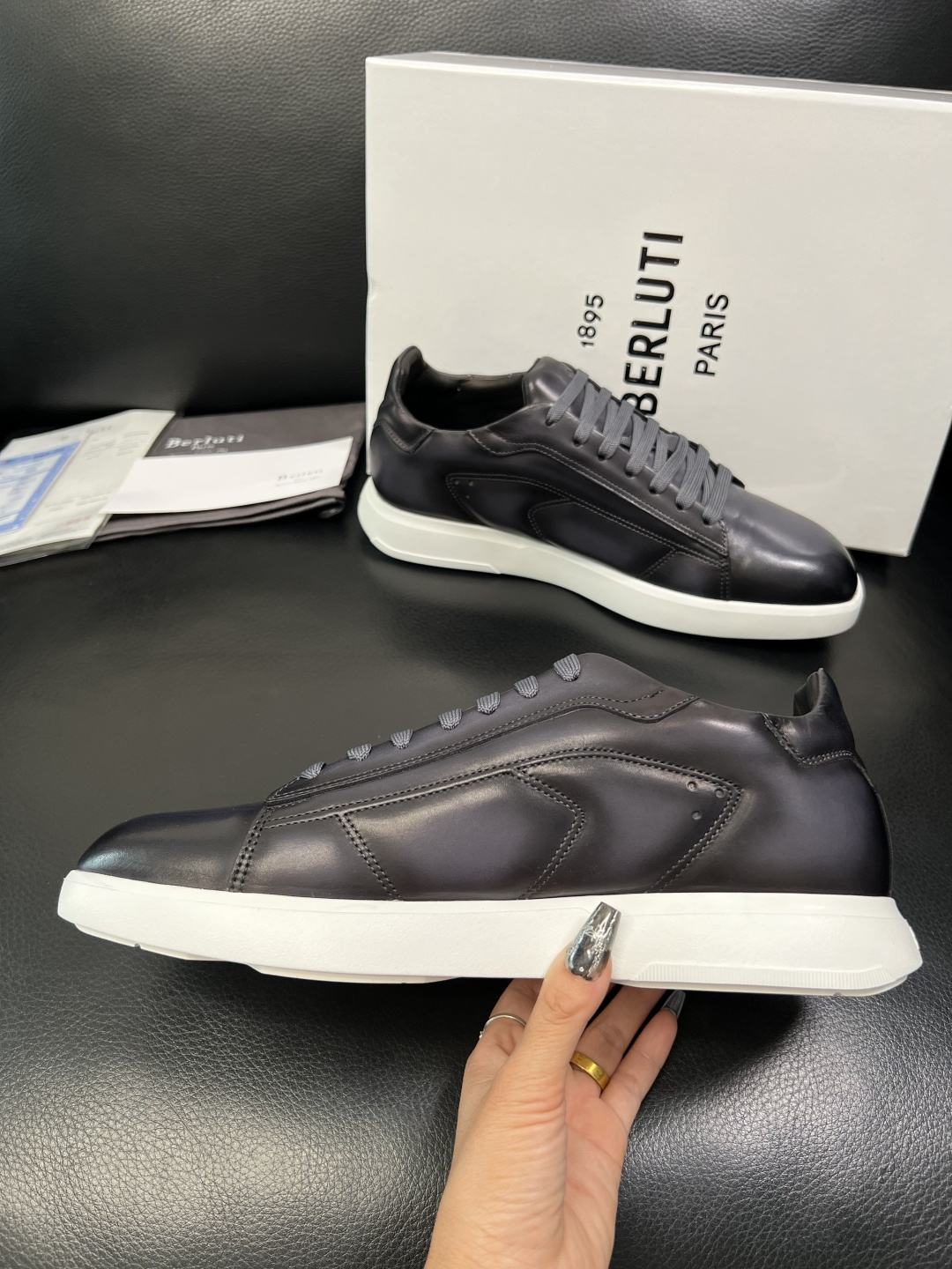 Berluti 高品质 顶级工艺品 布鲁提 专柜同步发售原厂配置，意大利进口牛皮面料，全进口水染牛皮里垫