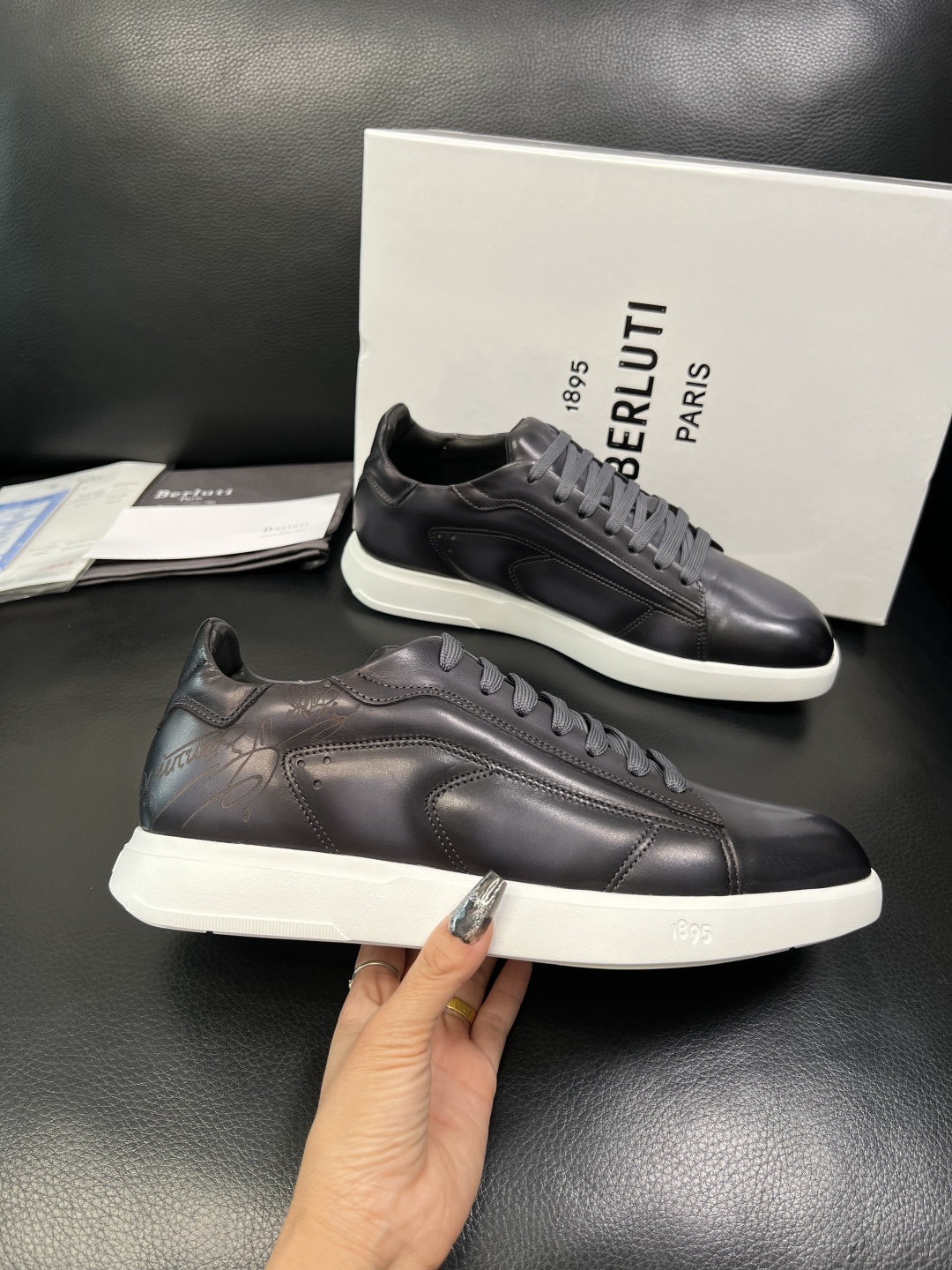 Berluti 高品质 顶级工艺品 布鲁提 专柜同步发售原厂配置，意大利进口牛皮面料，全进口水染牛皮里垫
