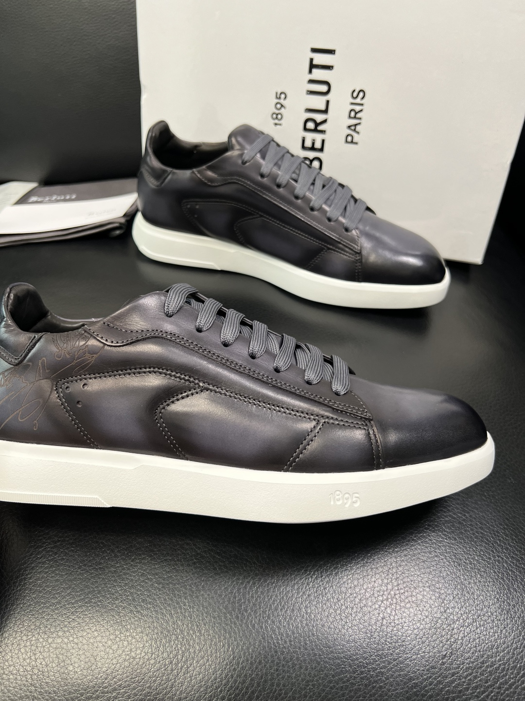 Berluti 高品质 顶级工艺品 布鲁提 专柜同步发售原厂配置，意大利进口牛皮面料，全进口水染牛皮里垫