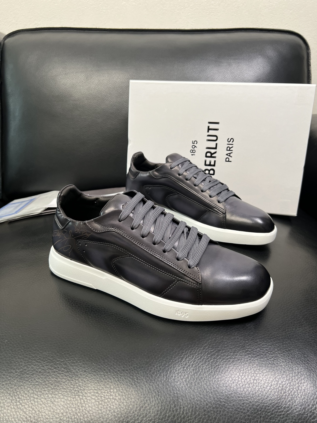Berluti 高品质 顶级工艺品 布鲁提 专柜同步发售原厂配置，意大利进口牛皮面料，全进口水染牛皮里垫