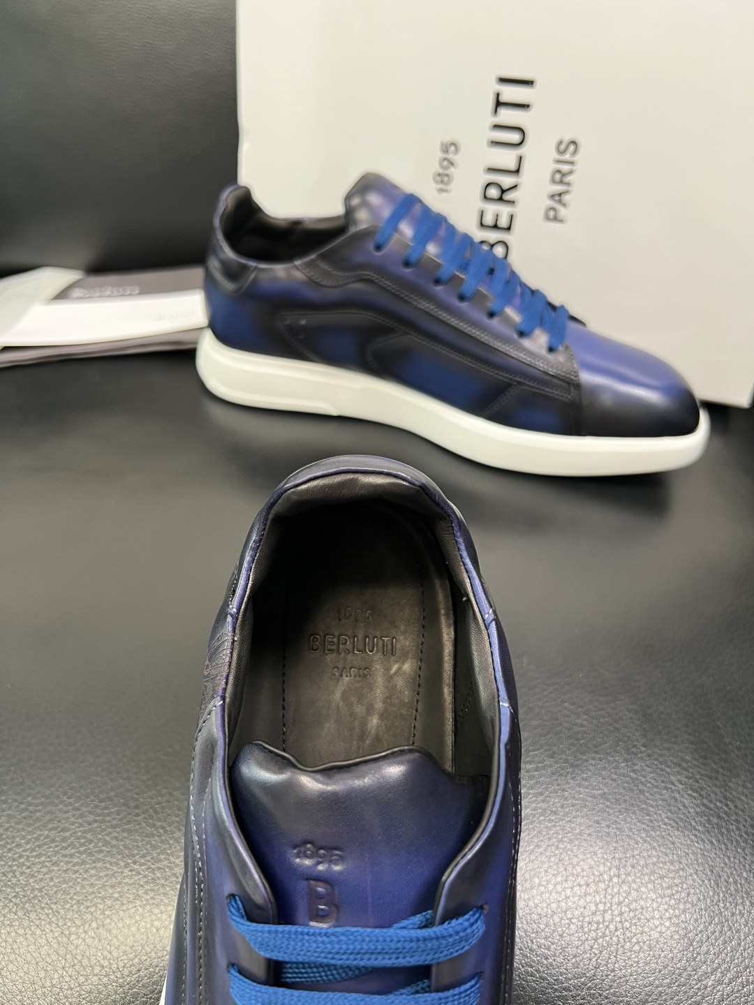 Berluti 高品质 顶级工艺品 布鲁提 专柜同步发售原厂配置，意大利进口牛皮面料，全进口水染牛皮里垫