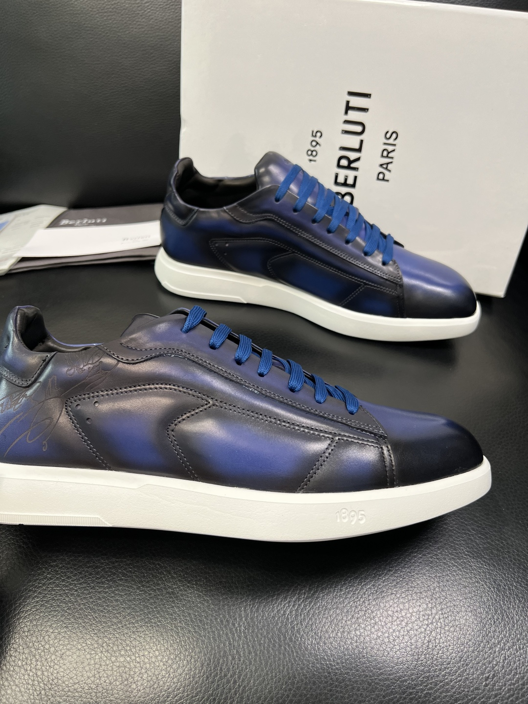 Berluti 高品质 顶级工艺品 布鲁提 专柜同步发售原厂配置，意大利进口牛皮面料，全进口水染牛皮里垫