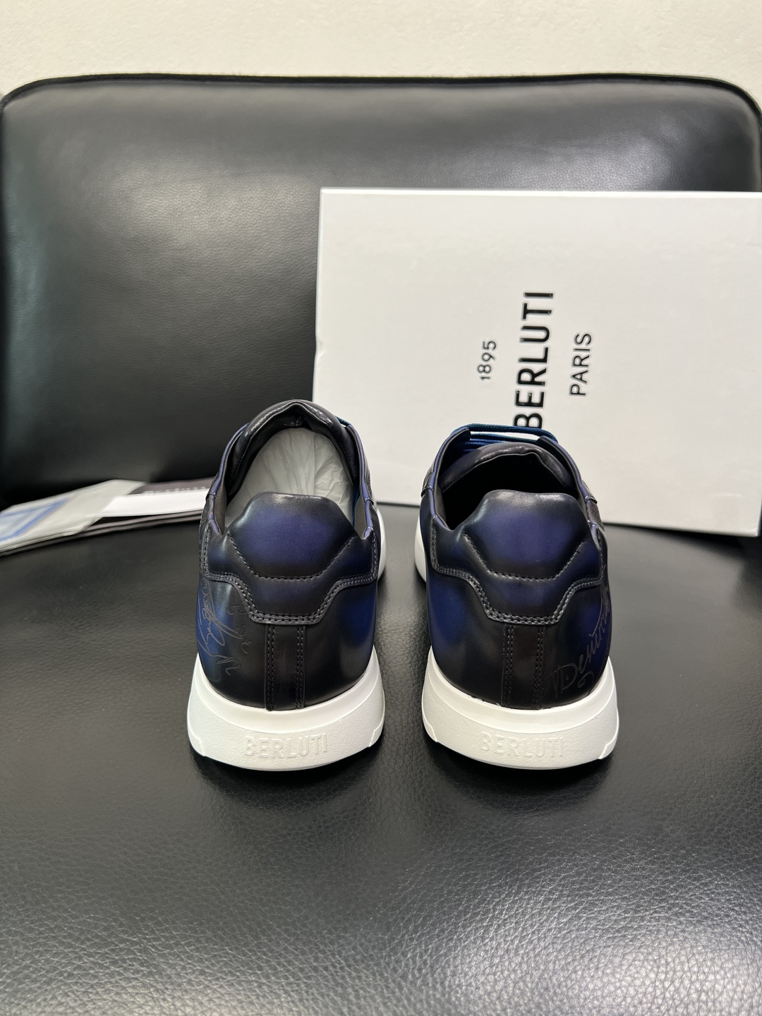 Berluti 高品质 顶级工艺品 布鲁提 专柜同步发售原厂配置，意大利进口牛皮面料，全进口水染牛皮里垫