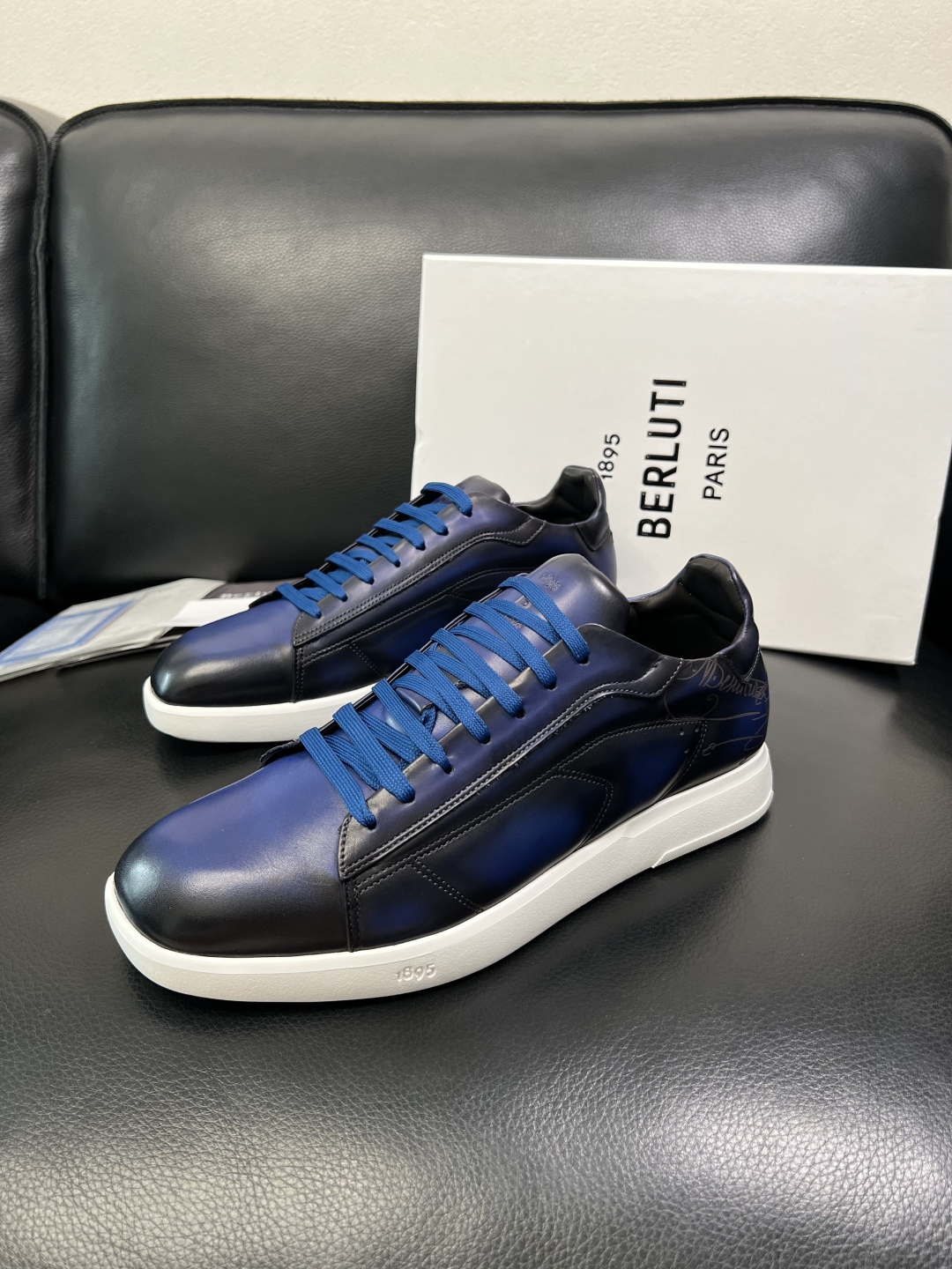 Berluti 高品质 顶级工艺品 布鲁提 专柜同步发售原厂配置，意大利进口牛皮面料，全进口水染牛皮里垫