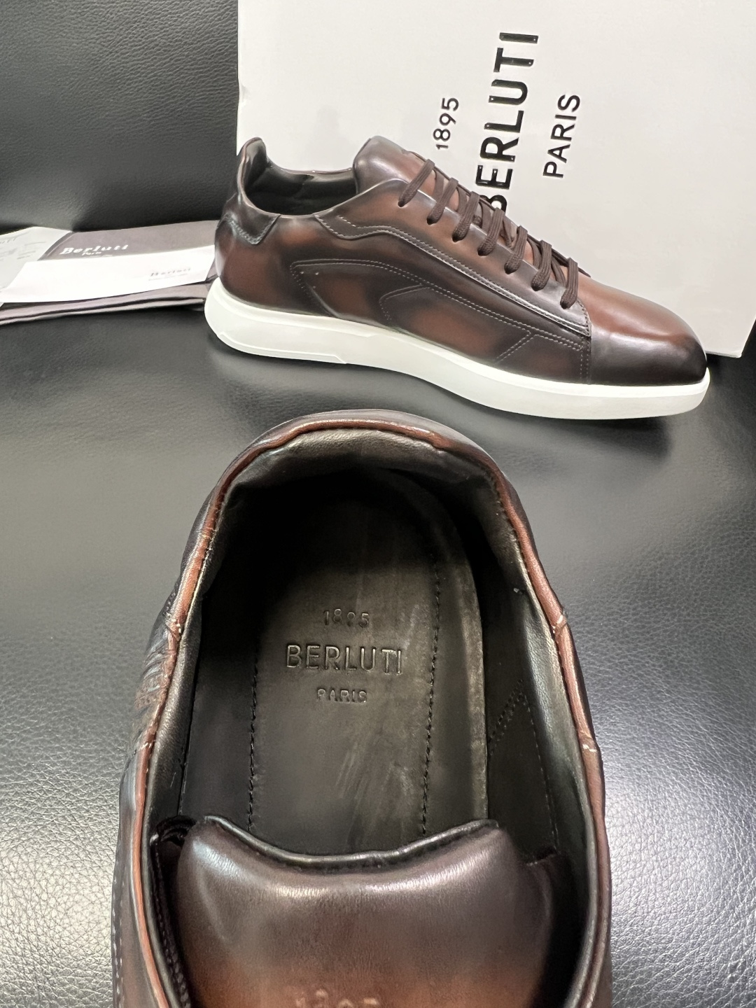 Berluti 高品质 顶级工艺品 布鲁提 专柜同步发售原厂配置，意大利进口牛皮面料，全进口水染牛皮里垫