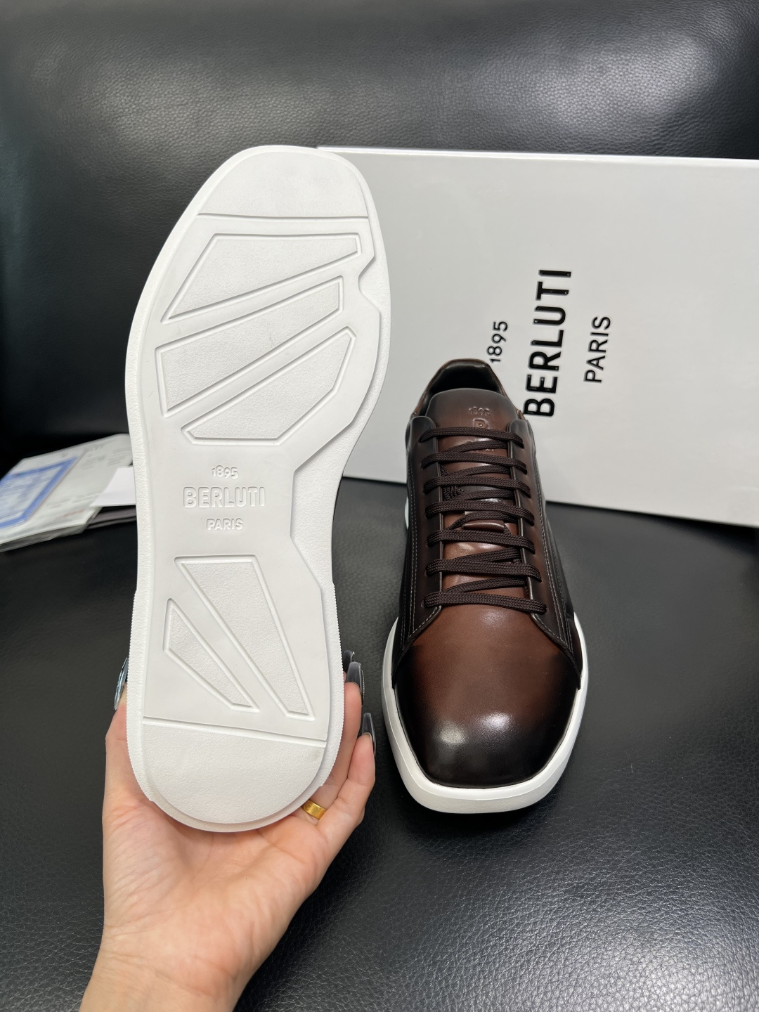 Berluti 高品质 顶级工艺品 布鲁提 专柜同步发售原厂配置，意大利进口牛皮面料，全进口水染牛皮里垫