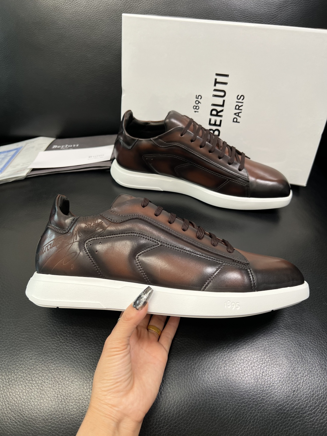 Berluti 高品质 顶级工艺品 布鲁提 专柜同步发售原厂配置，意大利进口牛皮面料，全进口水染牛皮里垫