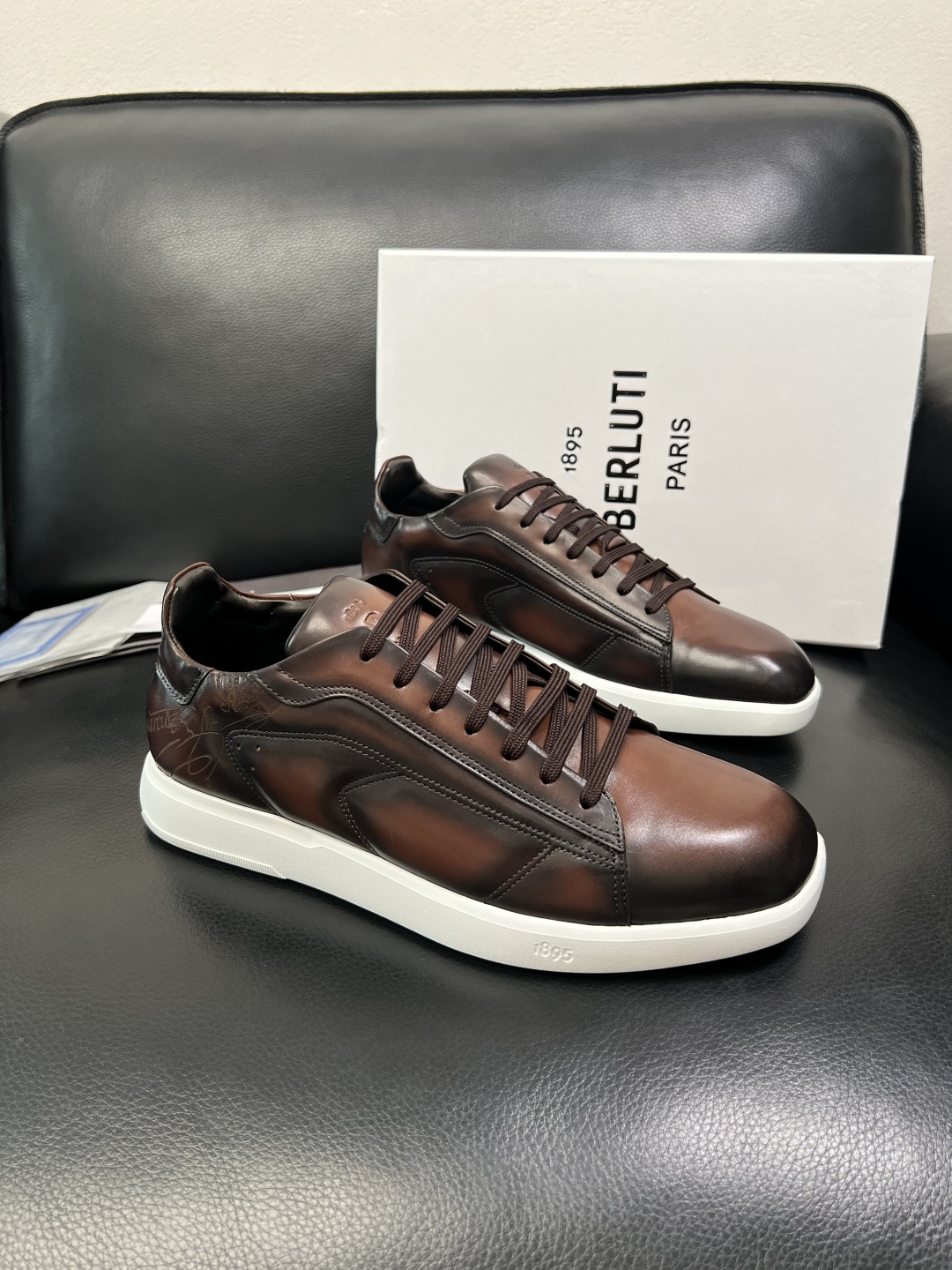 Berluti 高品质 顶级工艺品 布鲁提 专柜同步发售原厂配置，意大利进口牛皮面料，全进口水染牛皮里垫