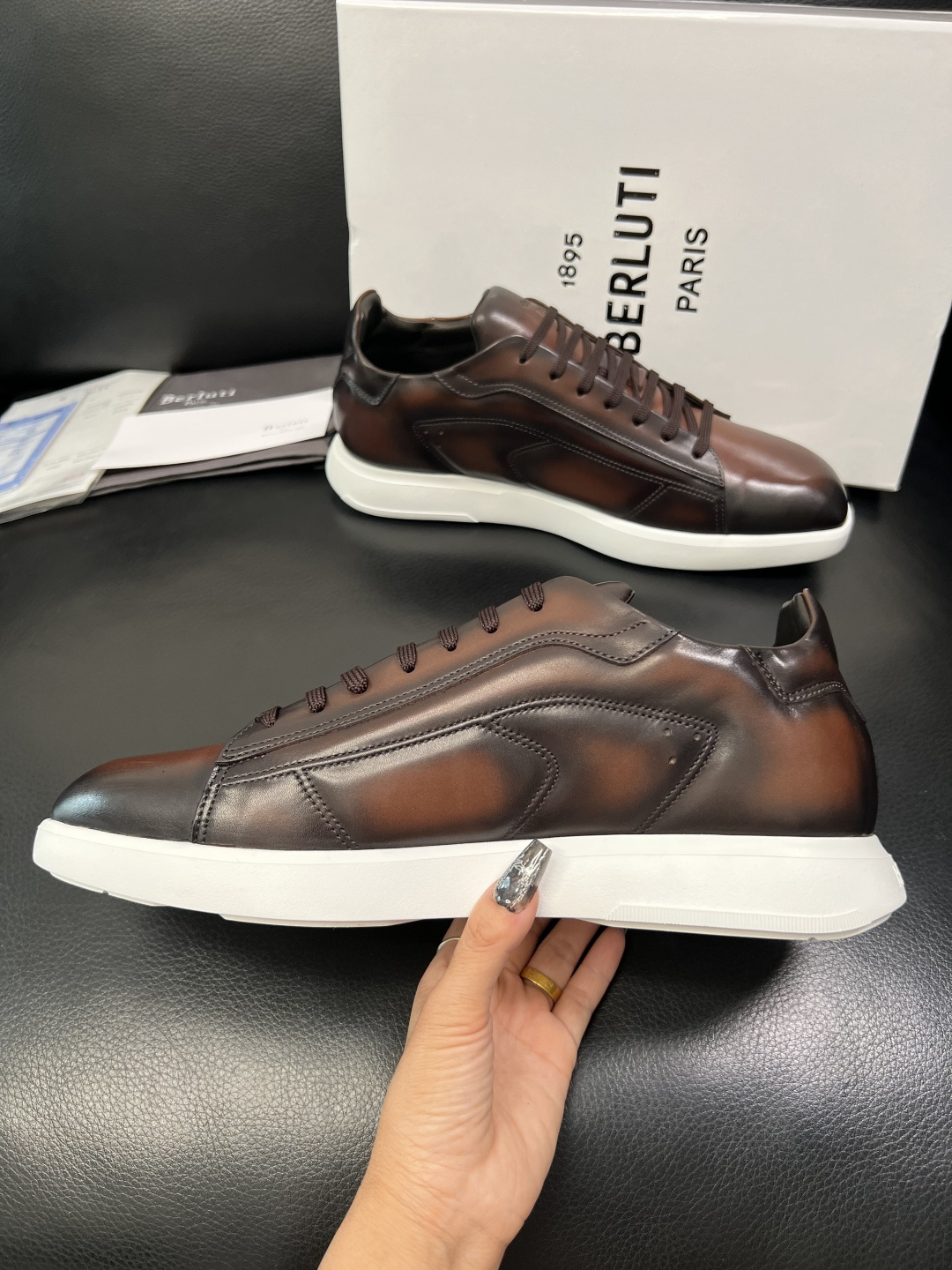 Berluti 高品质 顶级工艺品 布鲁提 专柜同步发售原厂配置，意大利进口牛皮面料，全进口水染牛皮里垫