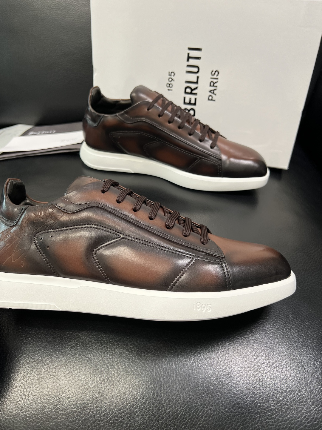 Berluti 高品质 顶级工艺品 布鲁提 专柜同步发售原厂配置，意大利进口牛皮面料，全进口水染牛皮里垫