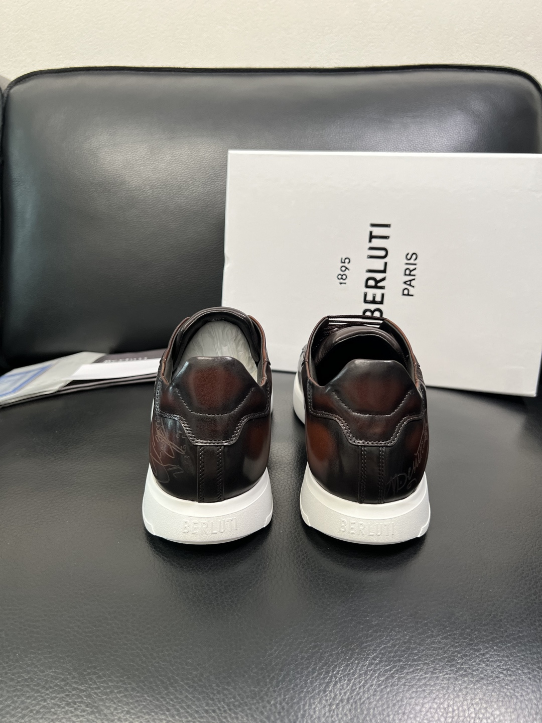 Berluti 高品质 顶级工艺品 布鲁提 专柜同步发售原厂配置，意大利进口牛皮面料，全进口水染牛皮里垫