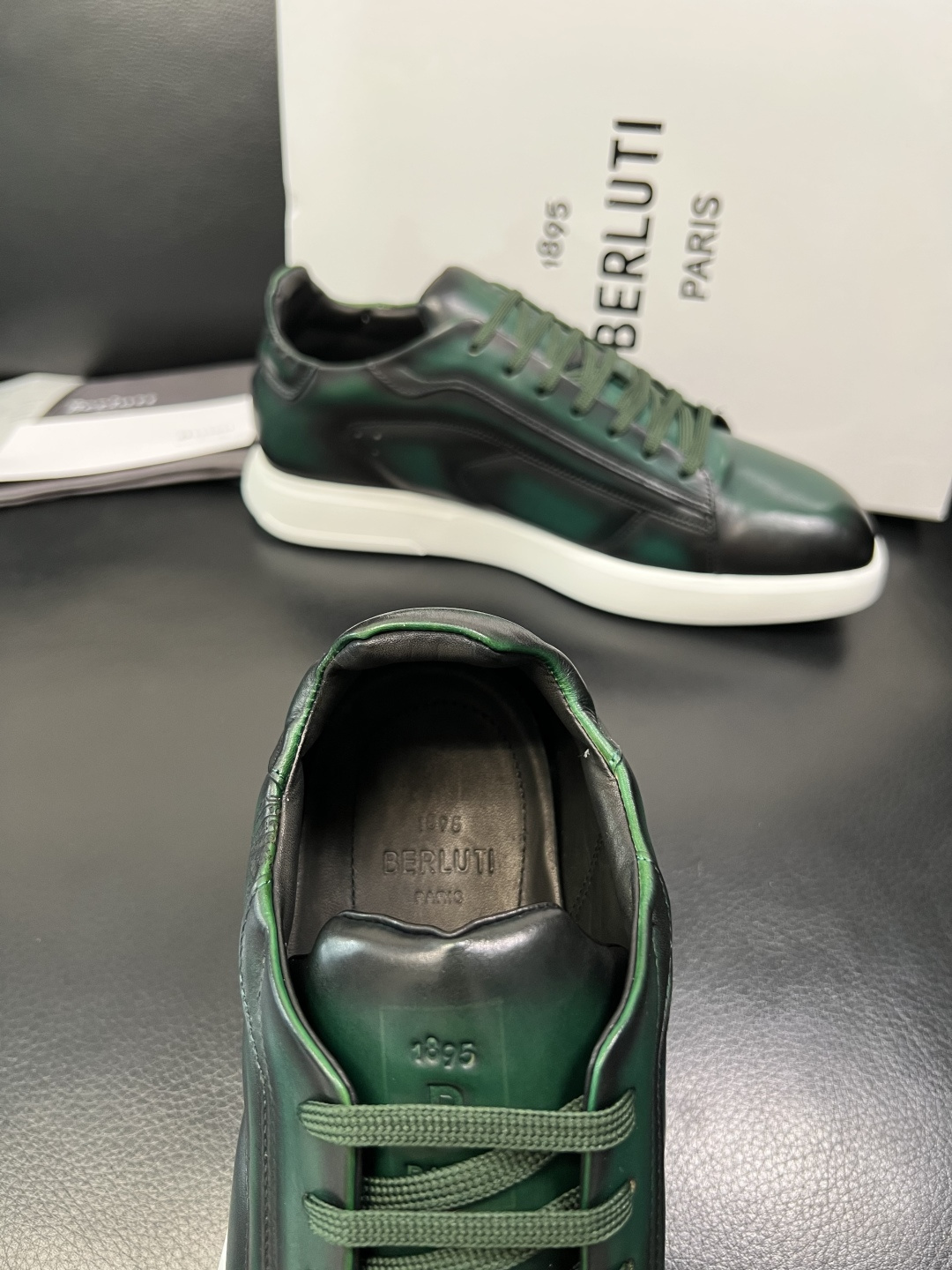 Berluti 高品质 顶级工艺品 布鲁提 专柜同步发售原厂配置，意大利进口牛皮面料，全进口水染牛皮里垫