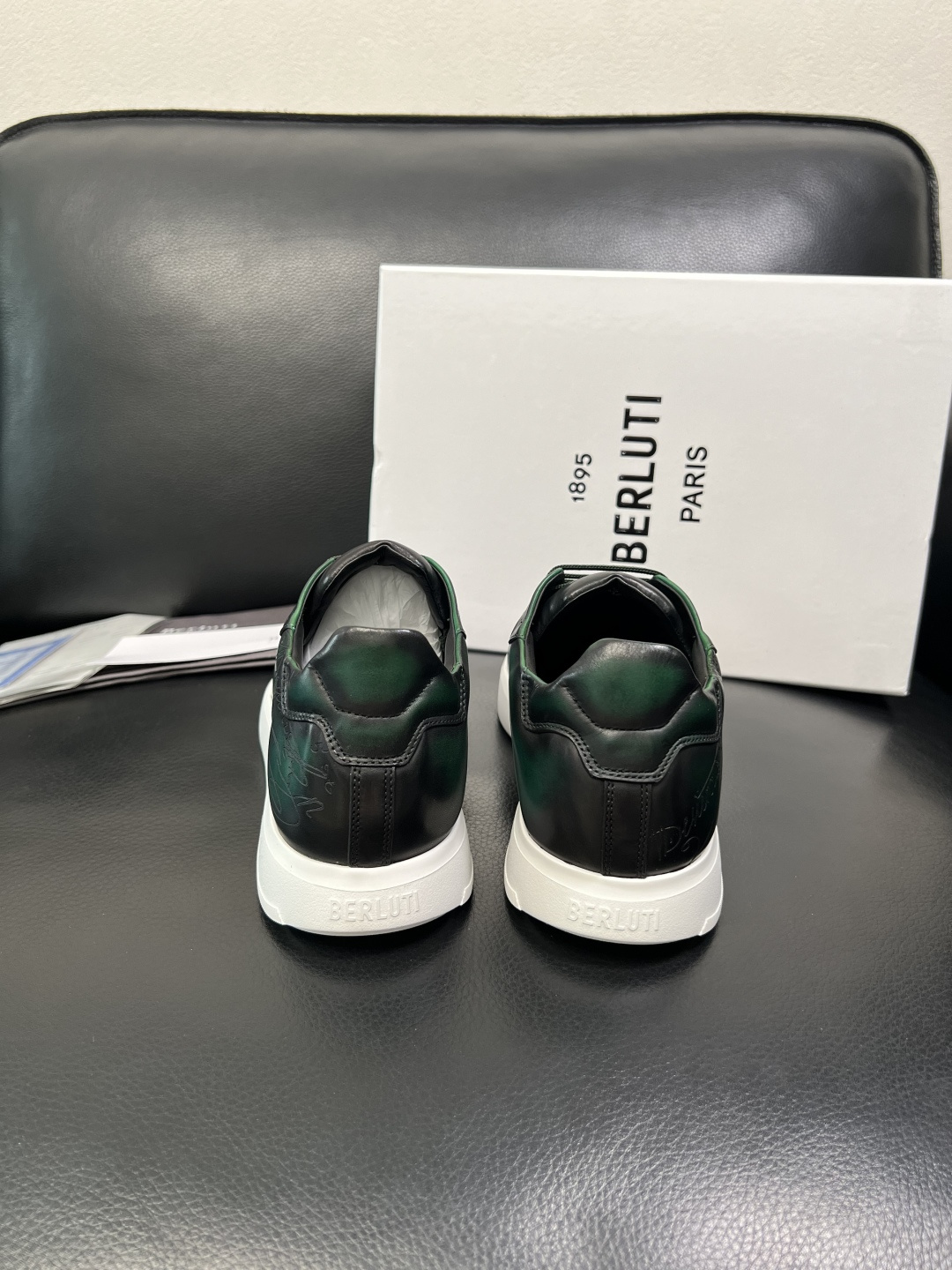 Berluti 高品质 顶级工艺品 布鲁提 专柜同步发售原厂配置，意大利进口牛皮面料，全进口水染牛皮里垫